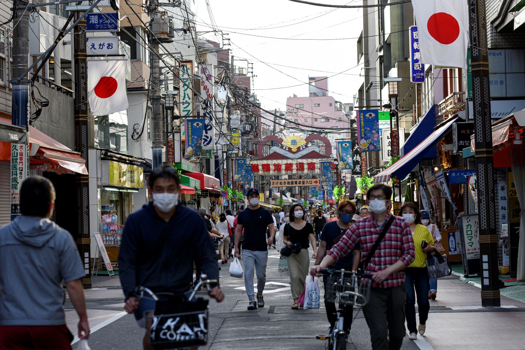 Las personas con máscaras faciales en medio de la preocupación por la propagación del coronavirus (COVID-19) caminan en el distrito de Sugamo de Tokio. Foto: AFP
