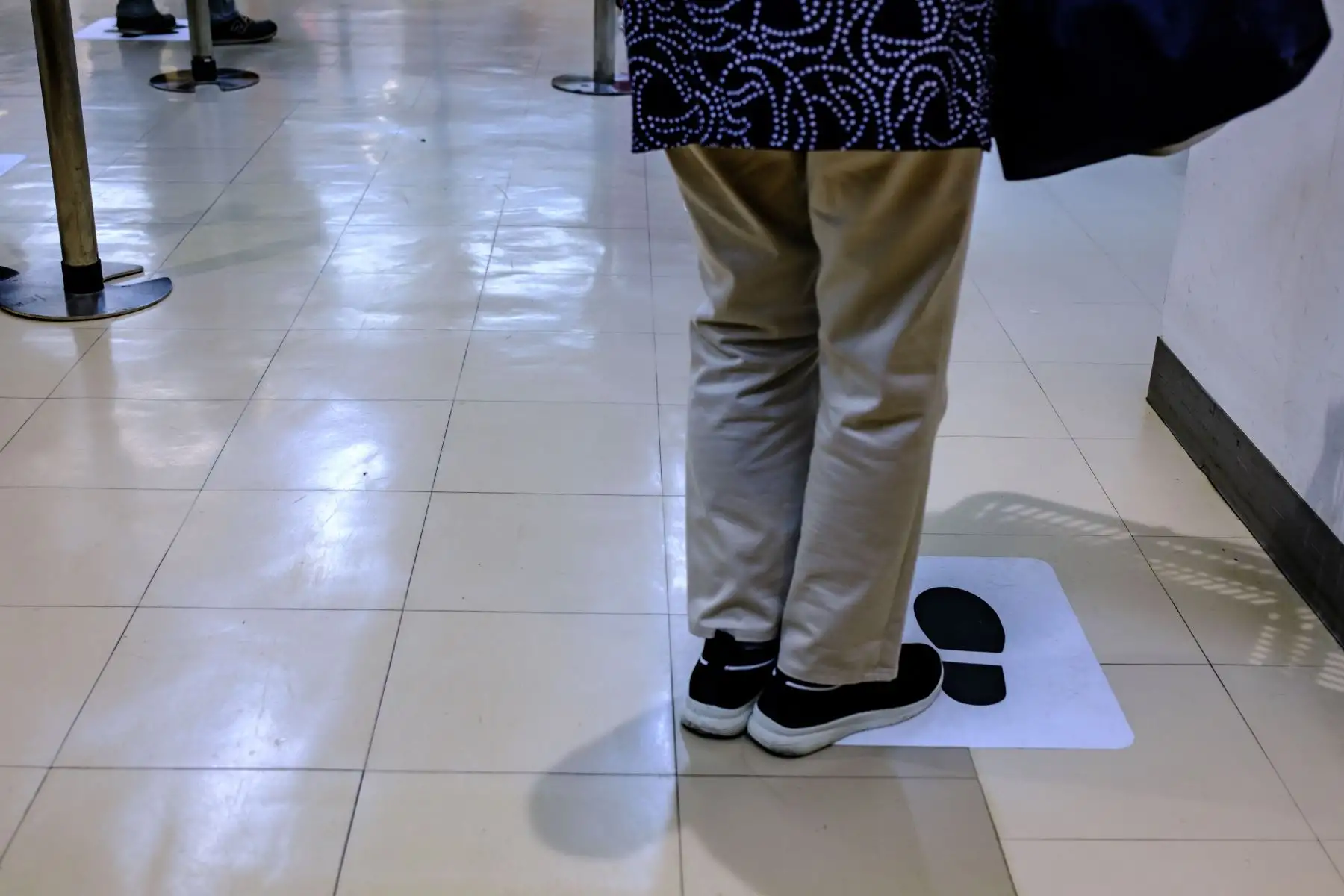 La gente hace cola como una pegatina de una huella para identificar que ver el distanciamiento social en el piso de los grandes almacenes Matsuya. Foto: AFP