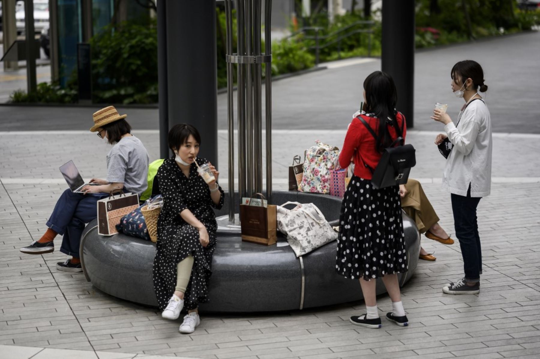 Las personas con máscaras faciales en medio de la preocupación por la propagación del coronavirus COVID-19 se reúne frente a la estación de tren de Futako-Tamagawa en Tokio. Foto: AFP