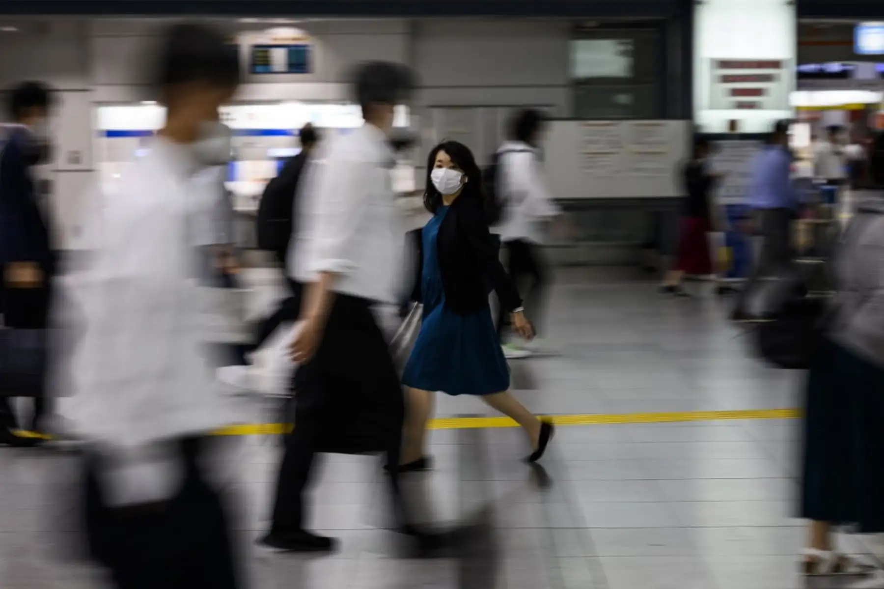 Personas con máscaras faciales en medio de la preocupación por la propagación de la caminata de coronavirus COVID-19 durante la hora pico de la tarde en la estación de Shinagawa en Tokio. Foto: AFP
