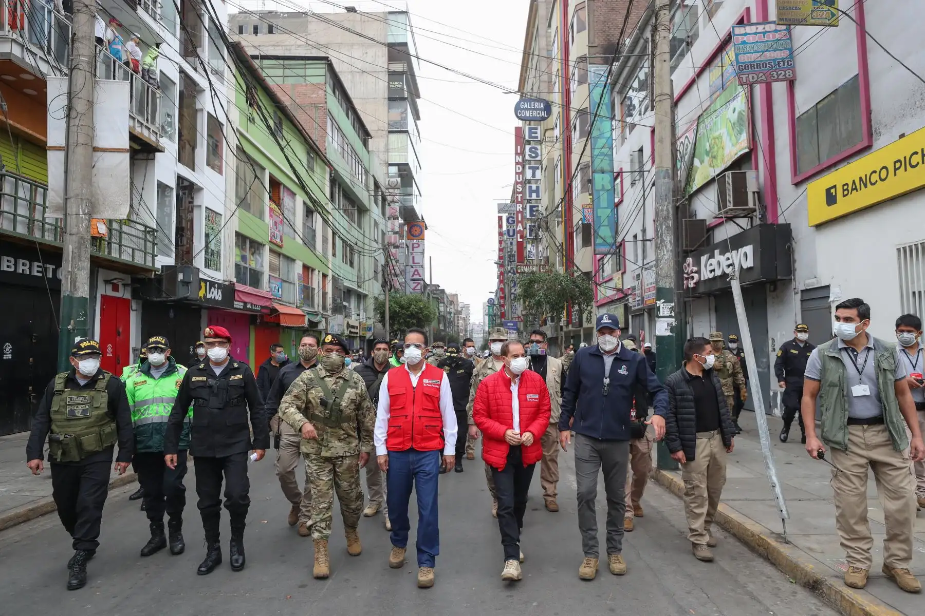 Ministro del Interior, Gastón Rodríguez, junto al titular del Ministerio de Defensa Walter Martos y el alcalde George Forsyth,  supervisan operativo de control y restablecimiento del principio de autoridad en los alrededores de Gamarra a fin de evitar el comercio ambulatorio.
Foto:Mindef