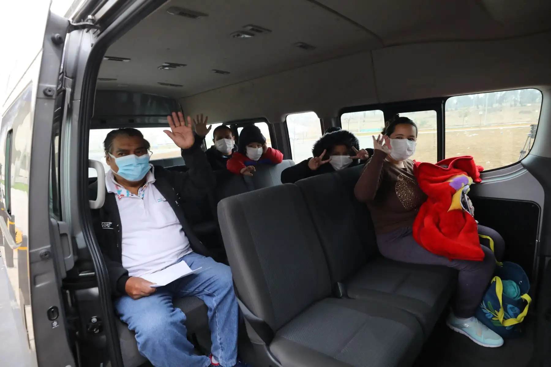 Médicos de ESSALUD en la Villa Panamericana, dieron de alta a una familia que superó el covid-19. 

Foto: ESSALUD