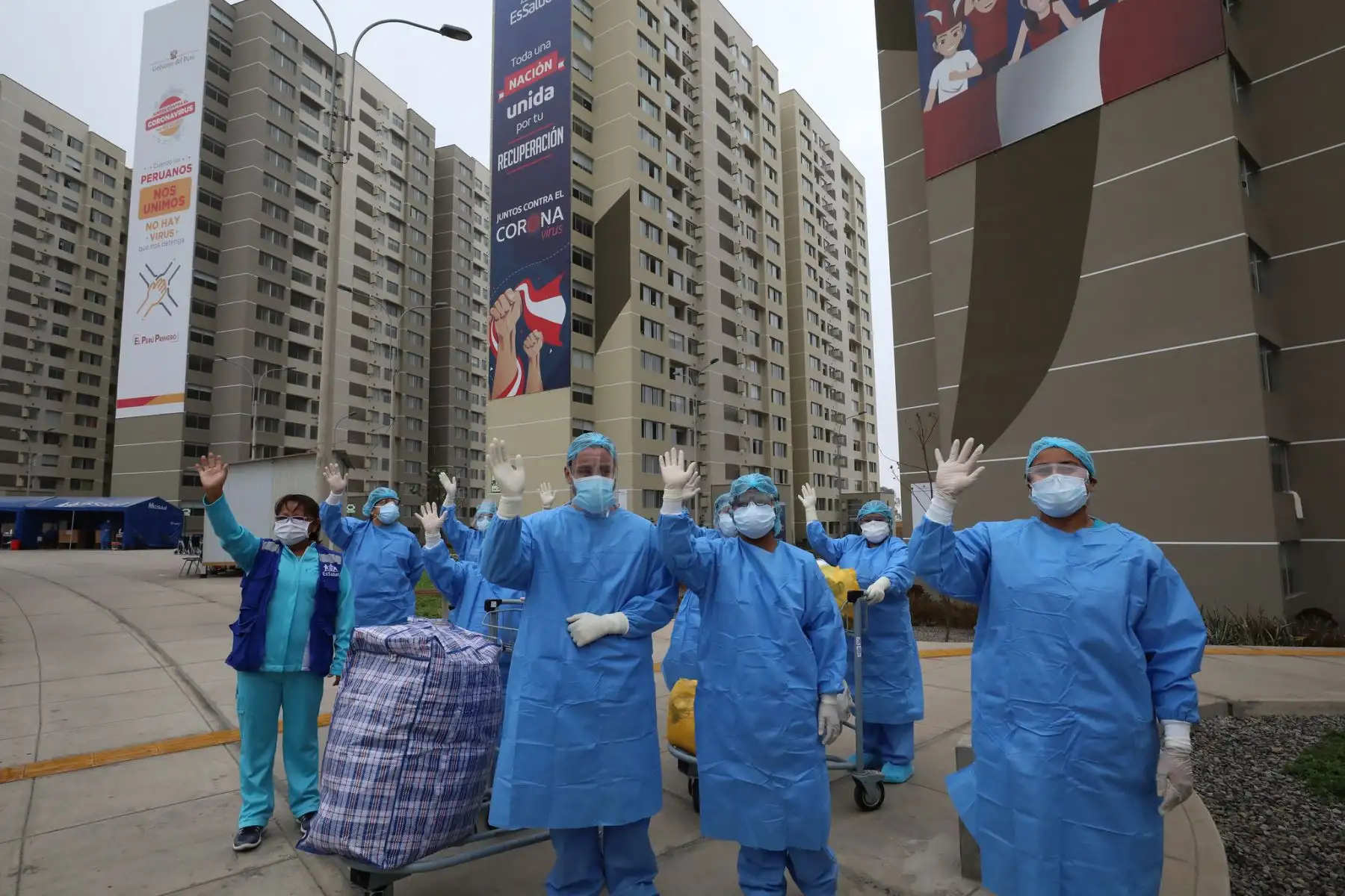 Médicos de ESSALUD en la Villa Panamericana, dieron de alta a una familia que superó el covid-19. 

Foto: ESSALUD