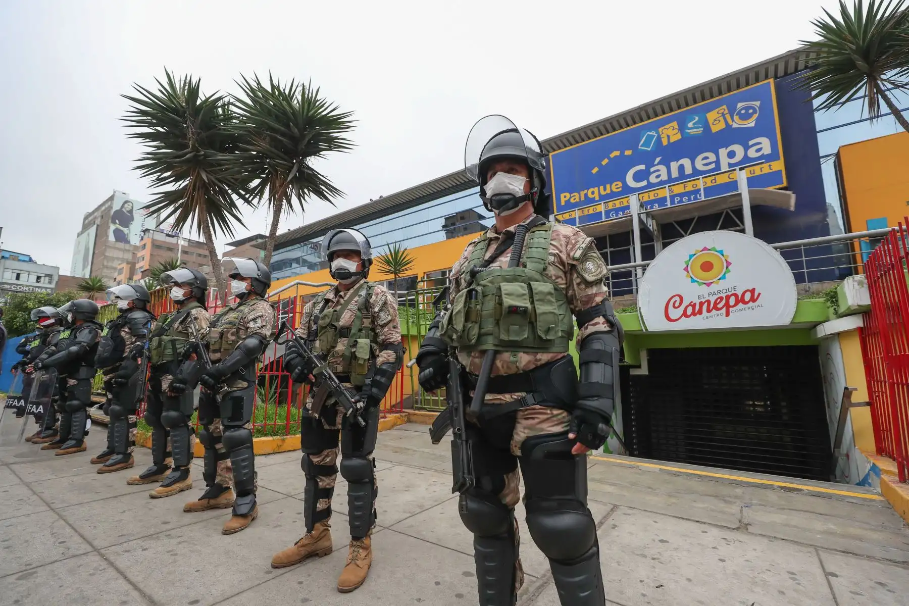 Ministro del Interior, Gastón Rodríguez, junto al titular del Ministerio de Defensa Walter Martos y el alcalde George Forsyth,  supervisan operativo de control y restablecimiento del principio de autoridad en los alrededores de Gamarra a fin de evitar el comercio ambulatorio.
Foto:Mindef