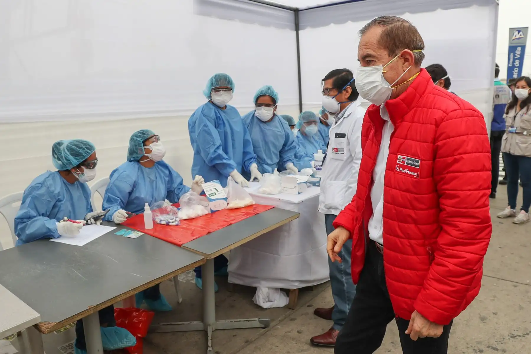 Ministro del Interior, Gastón Rodríguez, junto al titular del Ministerio de Defensa Walter Martos y el alcalde George Forsyth,  supervisan operativo de control y restablecimiento del principio de autoridad en los alrededores de Gamarra a fin de evitar el comercio ambulatorio.
Foto:Mindef
