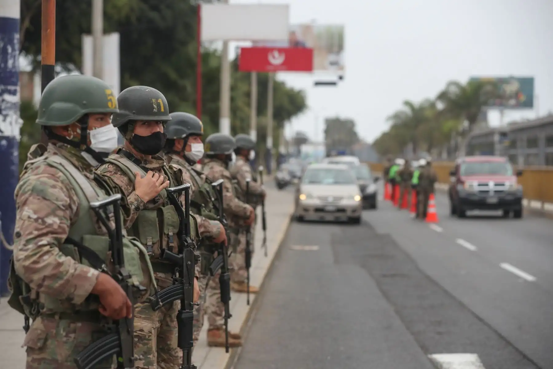 Ministro del Interior, Gastón Rodríguez, junto al titular del Ministerio de Defensa Walter Martos y el alcalde George Forsyth,  supervisan operativo de control y restablecimiento del principio de autoridad en los alrededores de Gamarra a fin de evitar el comercio ambulatorio.
Foto:Mindef