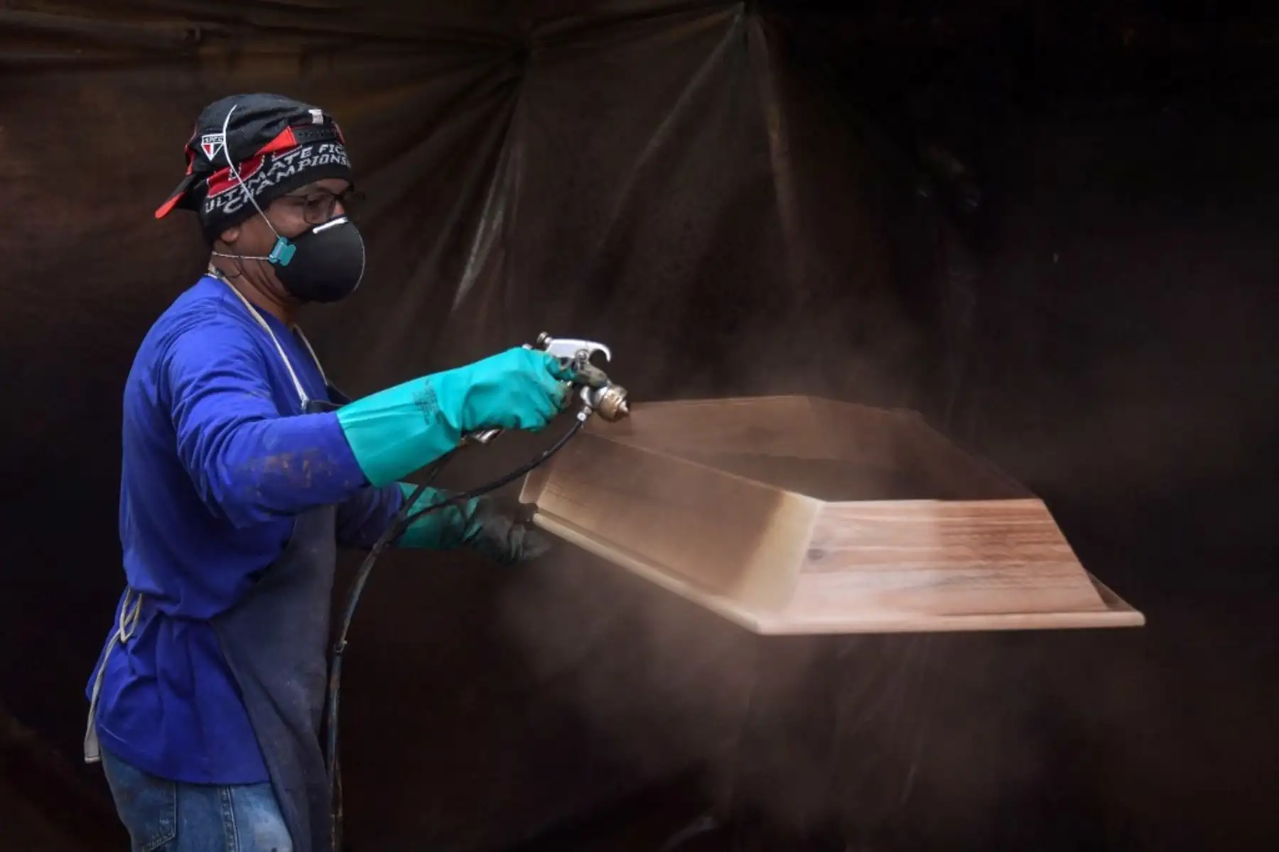 Un empleado trabaja en la fabricación de ataúdes en la Fábrica de Urnas Funerarias Bignotto, en Cordeiropolis, estado de Sao Paulo. Foto: AFP