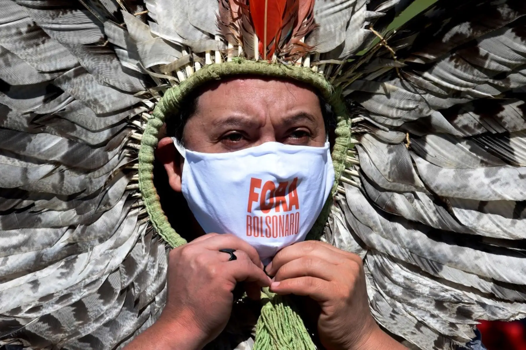 El líder indígena brasileño de Kaingang, Kretan Kaingang, participa en una protesta contra el presidente brasileño Jair Bolsonaro, en medio de la pandemia de corovavirus COVID-19. Foto: AFP