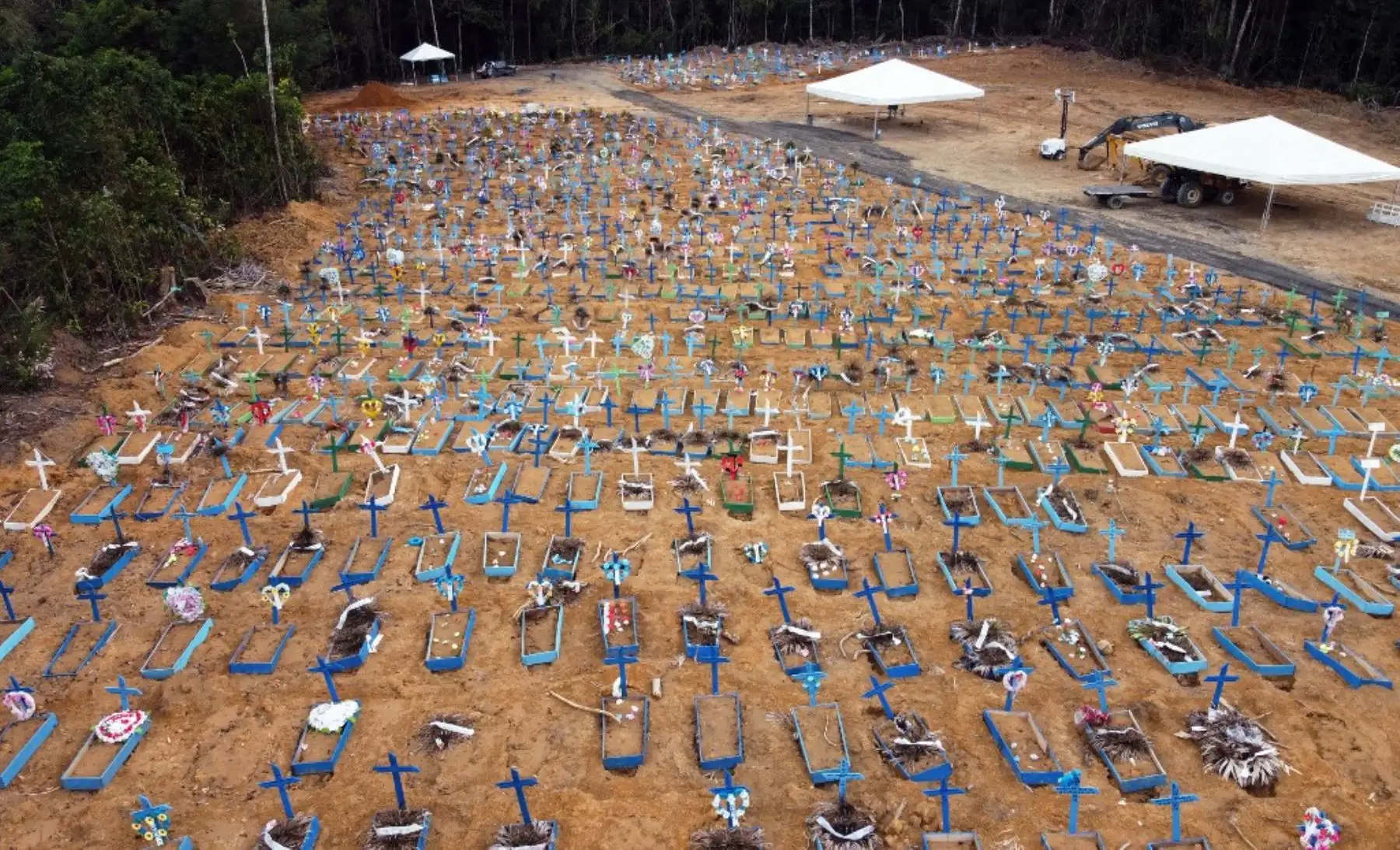 Vista aérea de un área en el cementerio Nossa Senhora Aparecida donde se han excavado nuevas tumbas en Manaos, Brasil. Foto: AFP
