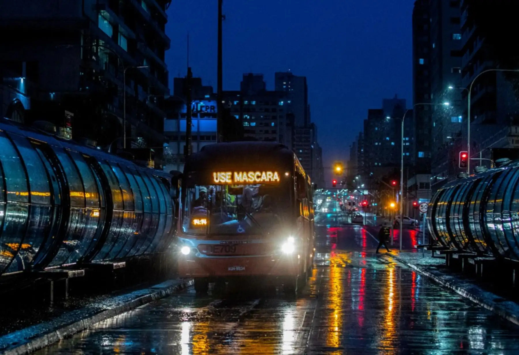 Vista del autobús público con un cartel electrónico que dice "Use una máscara facial", en Curitiba, Brasil. Foto: AFP