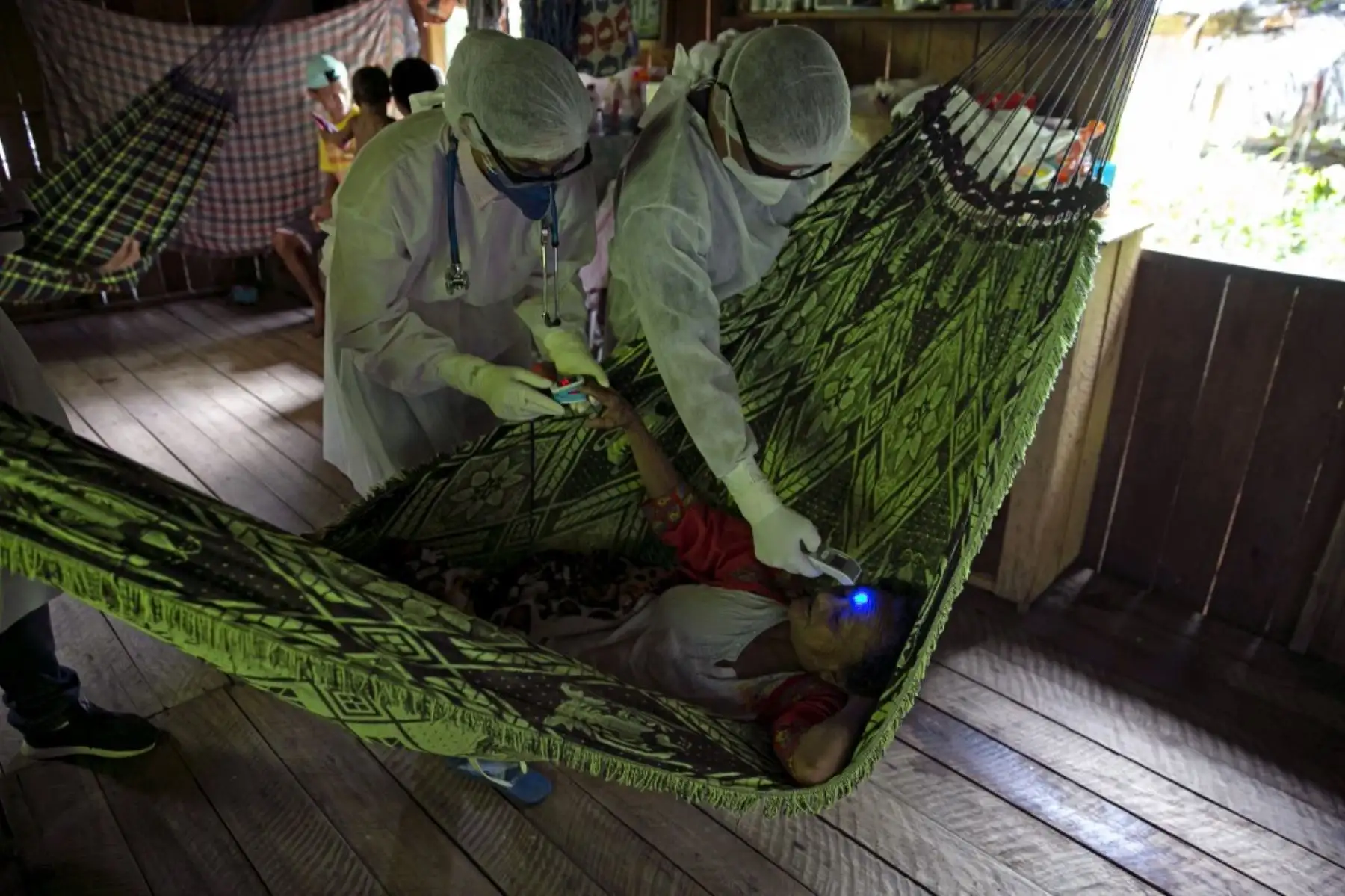 Los trabajadores de salud del gobierno visitan las comunidades ribereñas del municipio de Melgaco para analizarlas en busca de infecciones por coronavirus COVID-19 en la región de Marajoara. Foto: AFP