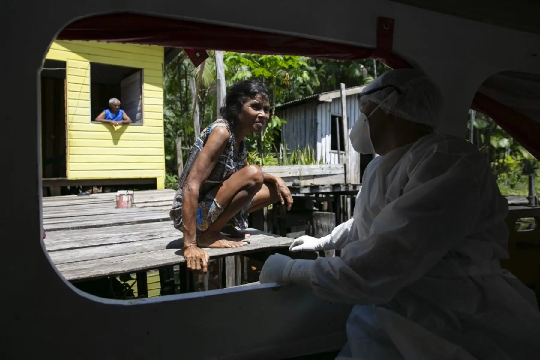 Los trabajadores de salud del gobierno visitan las comunidades ribereñas del municipio de Melgaco para analizarlas en busca de infecciones por coronavirus COVID-19. Foto: AFP