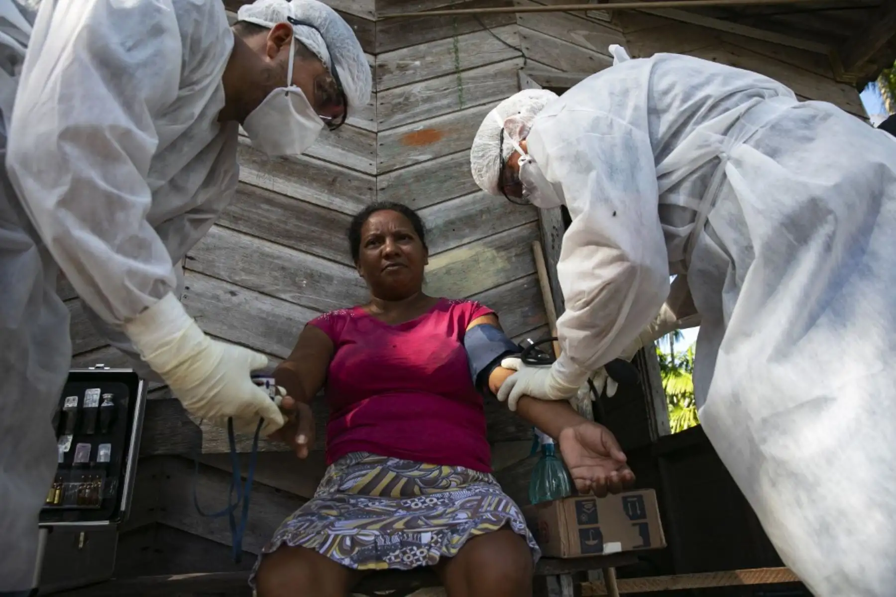 Los trabajadores de salud del gobierno toman la presión sanguínea de un paciente cuando visitan las comunidades ribereñas del municipio de Melgaco para evaluar las infecciones por coronavirus COVID-19 en la región de Marajoara. Foto: AFP