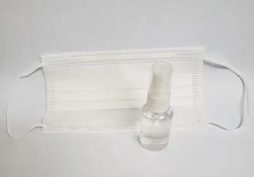 El líquido crea un recubrimiento en la mascarilla para que proteja más ante virus o bacterias.