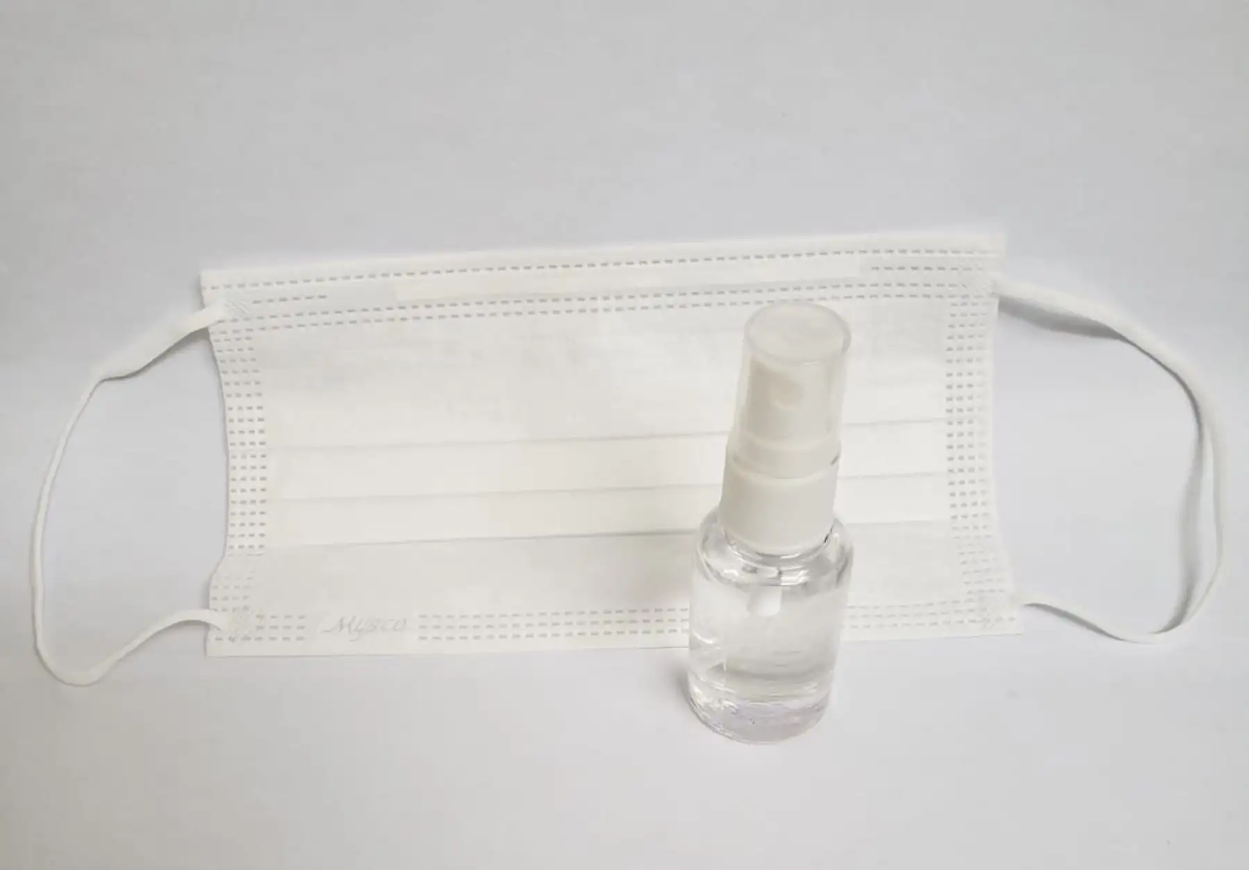 El líquido crea un recubrimiento en la mascarilla para que proteja más ante virus o bacterias.