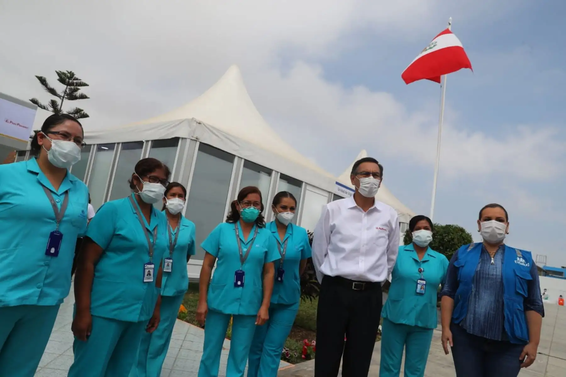 El presidente de la República, Martín Vizcarra, visita las instalaciones del Centro de Aislamiento Villa Mongrut del Hospital Octavio Mongrut. Foto: ANDINA/Prensa Presidencia