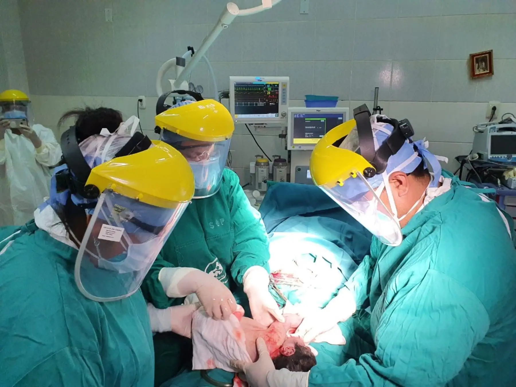 Los servidores públicos del sector Salud se protegen ante el covid-19 y siguen cumpliendo su labor. Foto: ANDINA/difusión.