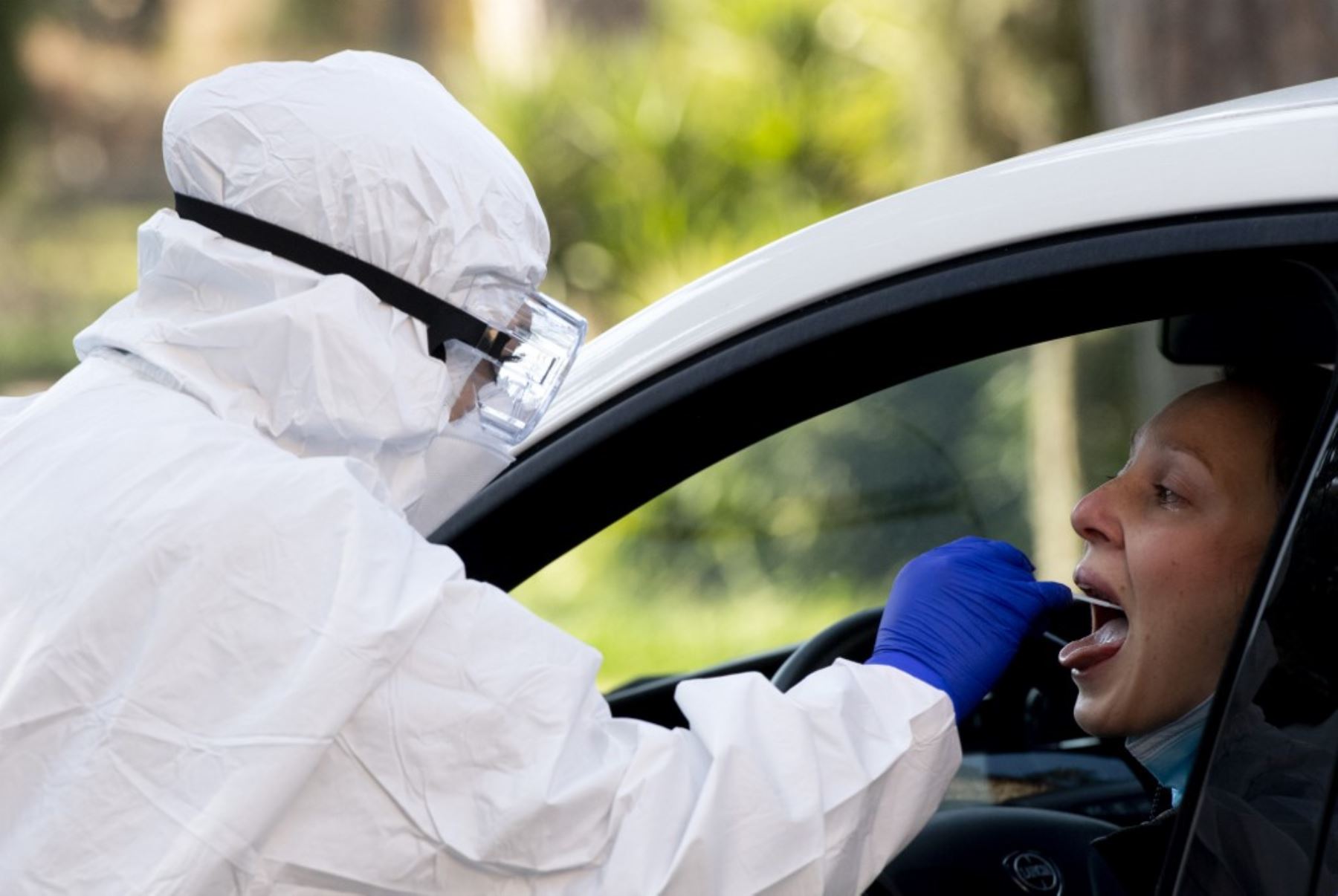 Una mujer al volante de su automóvil se somete a una prueba molecular de transmisión para coronavirus en el hospital de Santa Maria della Pieta en Roma. Foto: AFP