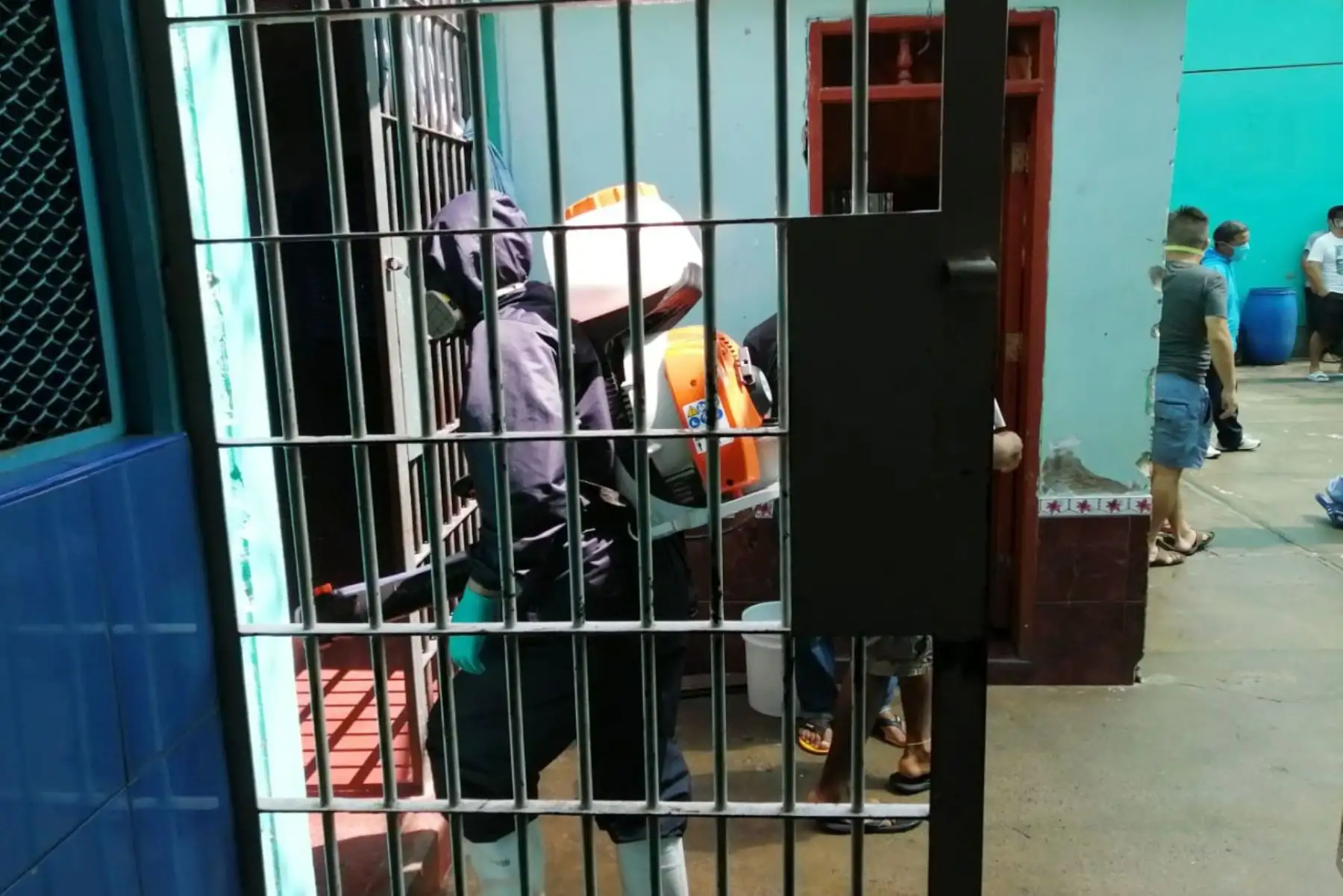El Inpe desinfectó las oficinas administrativas, zonas de cocción de alimentos, lugar donde se concentra los residuos sólidos del penal de Chimbote. Foto: ANDINA/Difusión