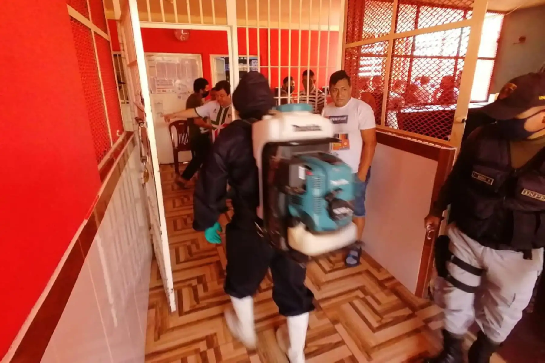 El Inpe desinfectó las oficinas administrativas, zonas de cocción de alimentos, lugar donde se concentra los residuos sólidos del penal de Chimbote. Foto: ANDINA/Difusión