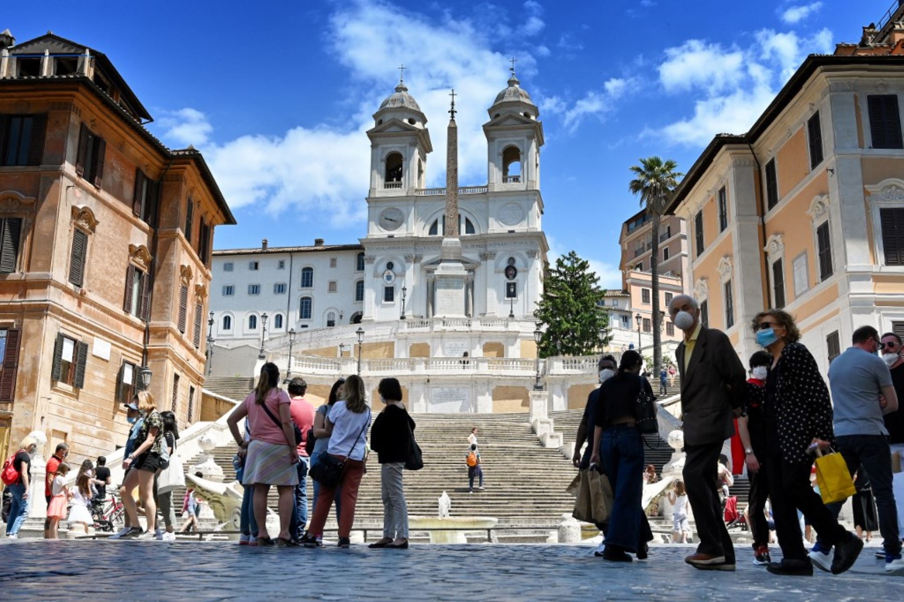 La gente pasea frente a la Plaza de España en Piazza di Spagna, en el centro de Roma. Foto: AFP