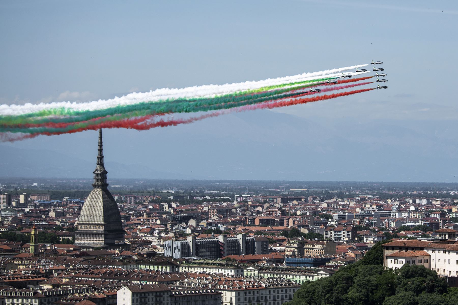 La unidad acrobática italiana de la Fuerza Aérea Frecce Tricolori (Flechas tricolores) actúa sobre Turín como parte de la iniciativa militar aeronáutica "Abbraccio Tricolore". Foto: AFP