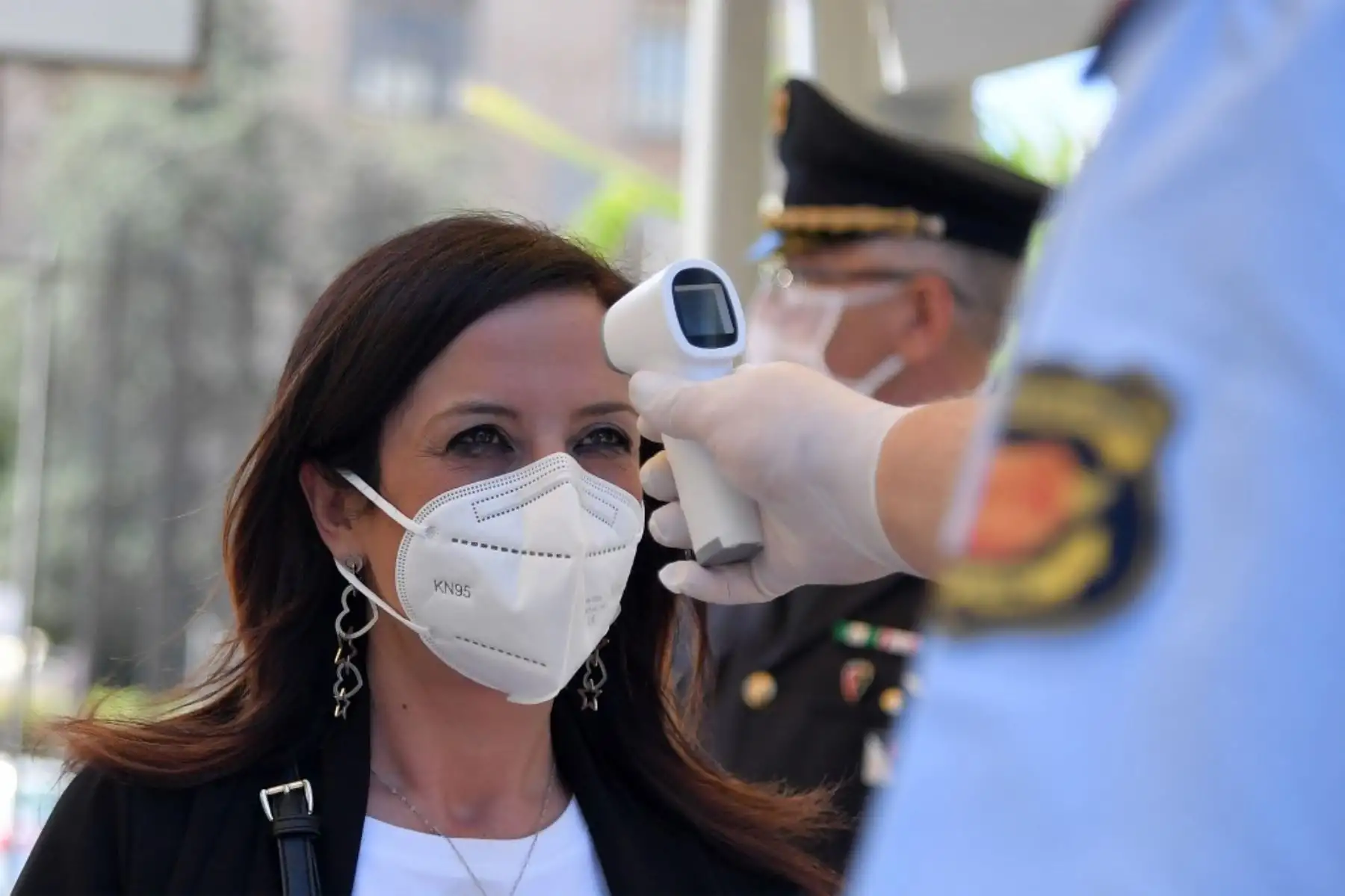 Un visitante se somete a un escaneo de temperatura corporal en la entrada del sitio arqueológico de Pompeya. Foto: AFP