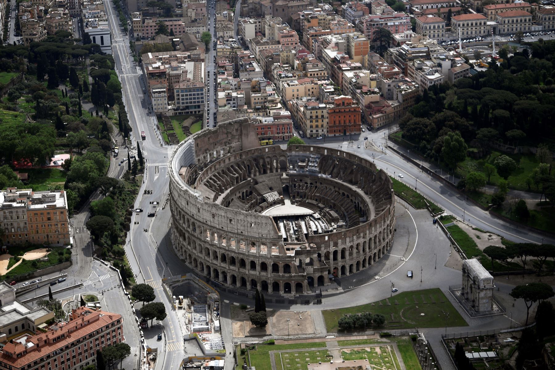 Esta fotografía aérea muestra el monumento al Coliseo en Roma durante el cierre del país destinado a frenar la propagación de la infección por COVID-19. Foto: AFP