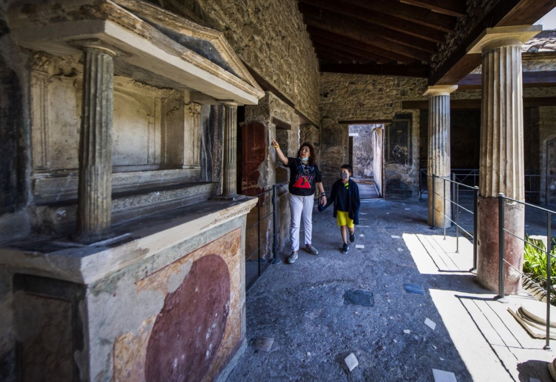 Los visitantes ven la Casa Degli Amorini Dorati, el sitio arqueológico de Pompeya a medida que el país alivia su bloqueo para frenar la propagación de la infección por COVID-19. Foto: AFP