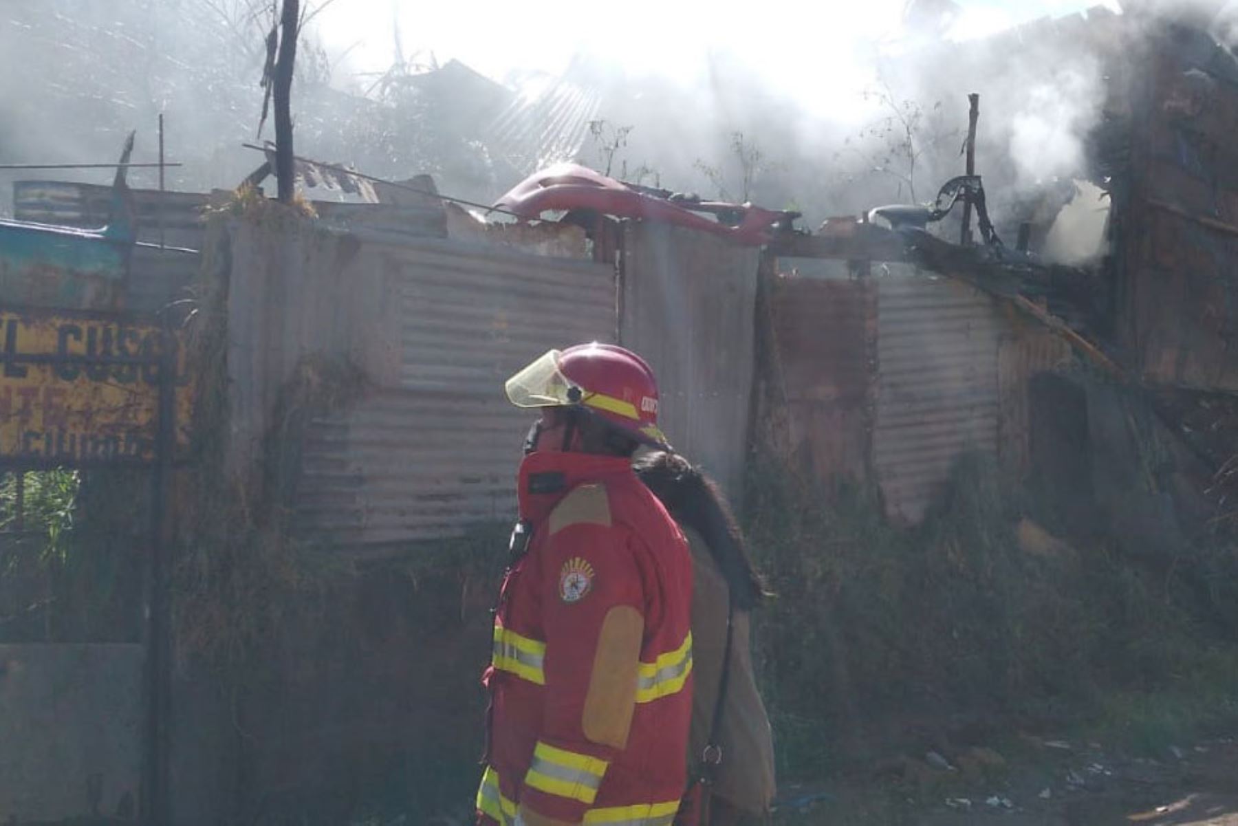 Bomberos controlaron incendio de grandes proporciones en la ciudad del Cusco. Foto: Cortesía Percy Hurtado