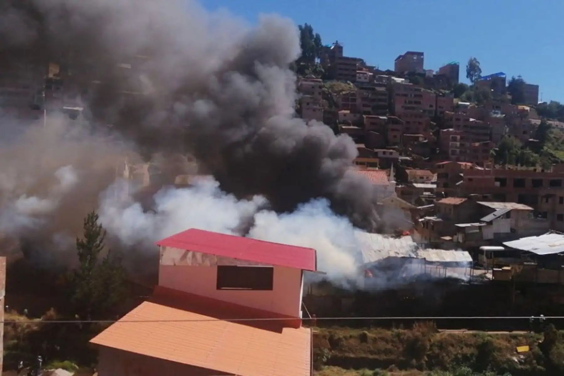 Bomberos controlaron incendio de grandes proporciones en la ciudad del Cusco. Foto: Cortesía Percy Hurtado