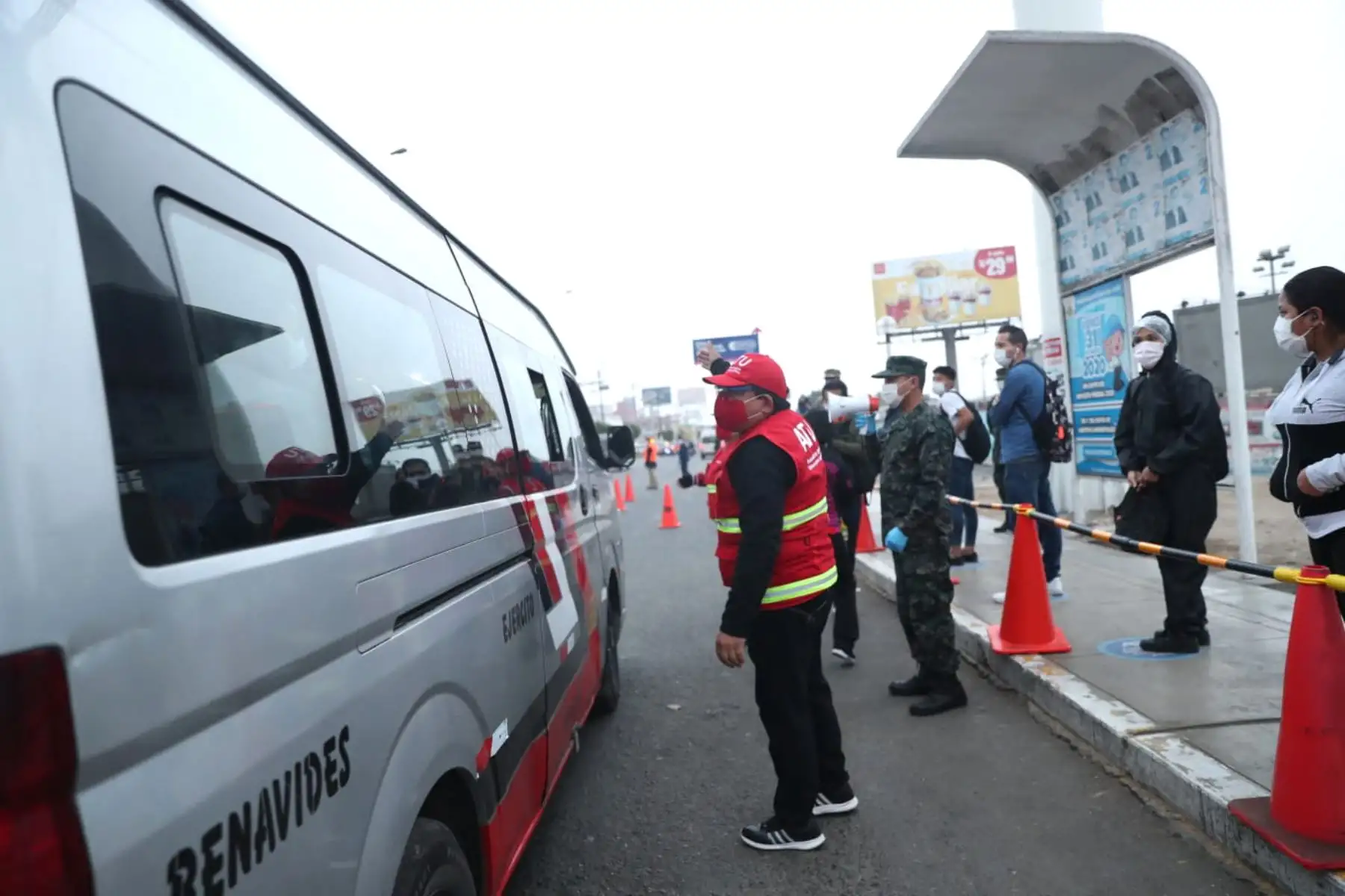 La presidenta ejecutiva de la ATU, María Jara, con el apoyo de la PNP y la Marina, verifican el cumplimento del protocolo sanitario en el transporte público en el cruce de las avenidas Morales Duarez y Elmer Faucett, en el Callao. Foto: ATU