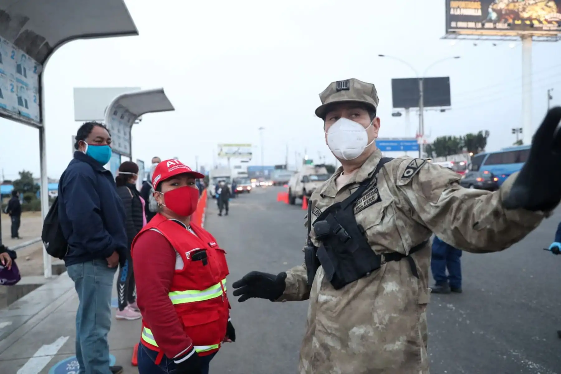 La presidenta ejecutiva de la ATU, María Jara, con el apoyo de la PNP y la Marina, verifican el cumplimento del protocolo sanitario en el transporte público en el cruce de las avenidas Morales Duarez y Elmer Faucett, en el Callao. Foto: ATU
