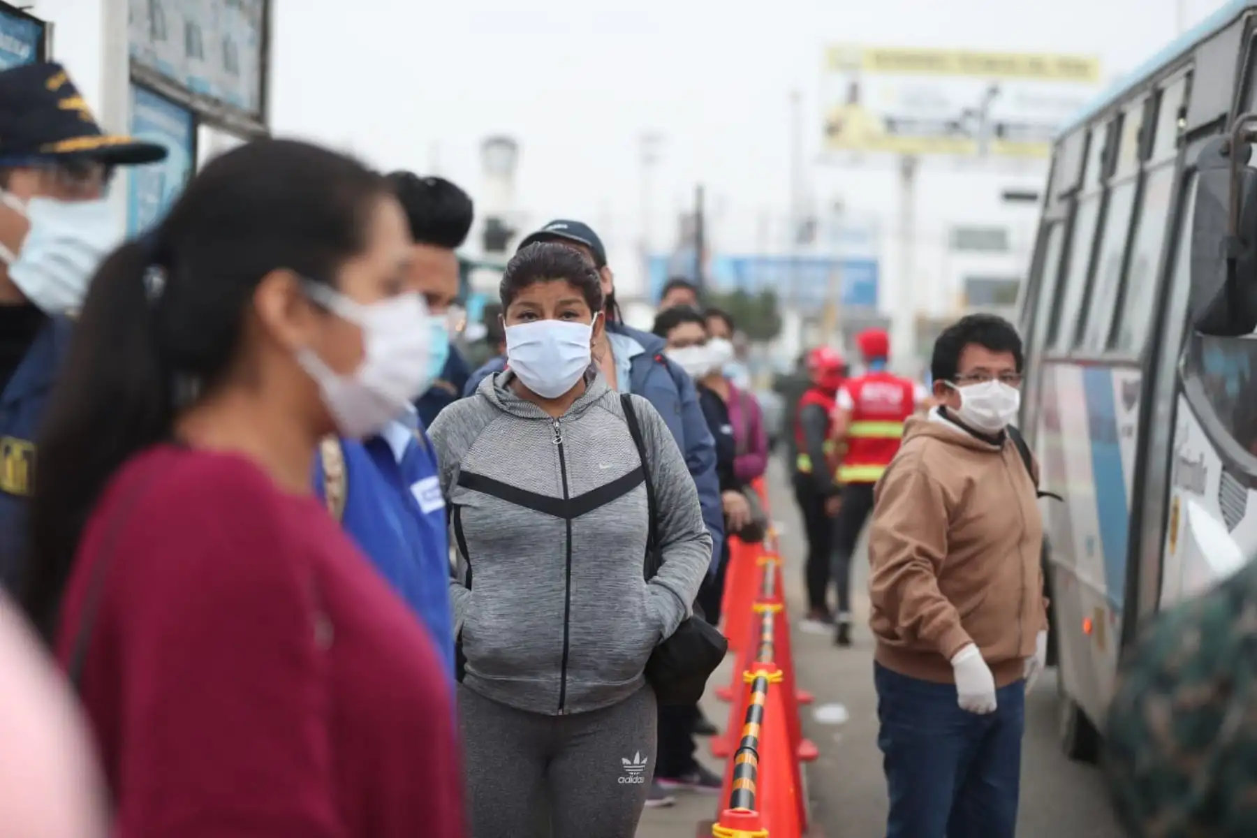 La presidenta ejecutiva de la ATU, María Jara, con el apoyo de la PNP y la Marina, verifican el cumplimento del protocolo sanitario en el transporte público en el cruce de las avenidas Morales Duarez y Elmer Faucett, en el Callao. Foto: ATU