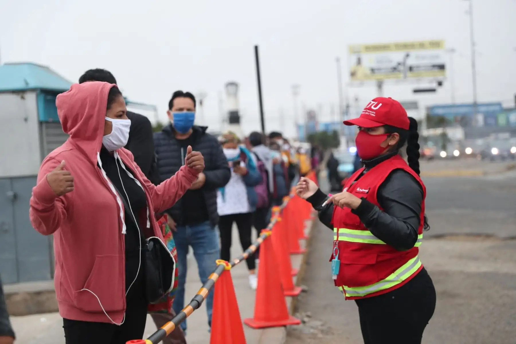 La presidenta ejecutiva de la ATU, María Jara, con el apoyo de la PNP y la Marina, verifican el cumplimento del protocolo sanitario en el transporte público en el cruce de las avenidas Morales Duarez y Elmer Faucett, en el Callao. Foto: ATU