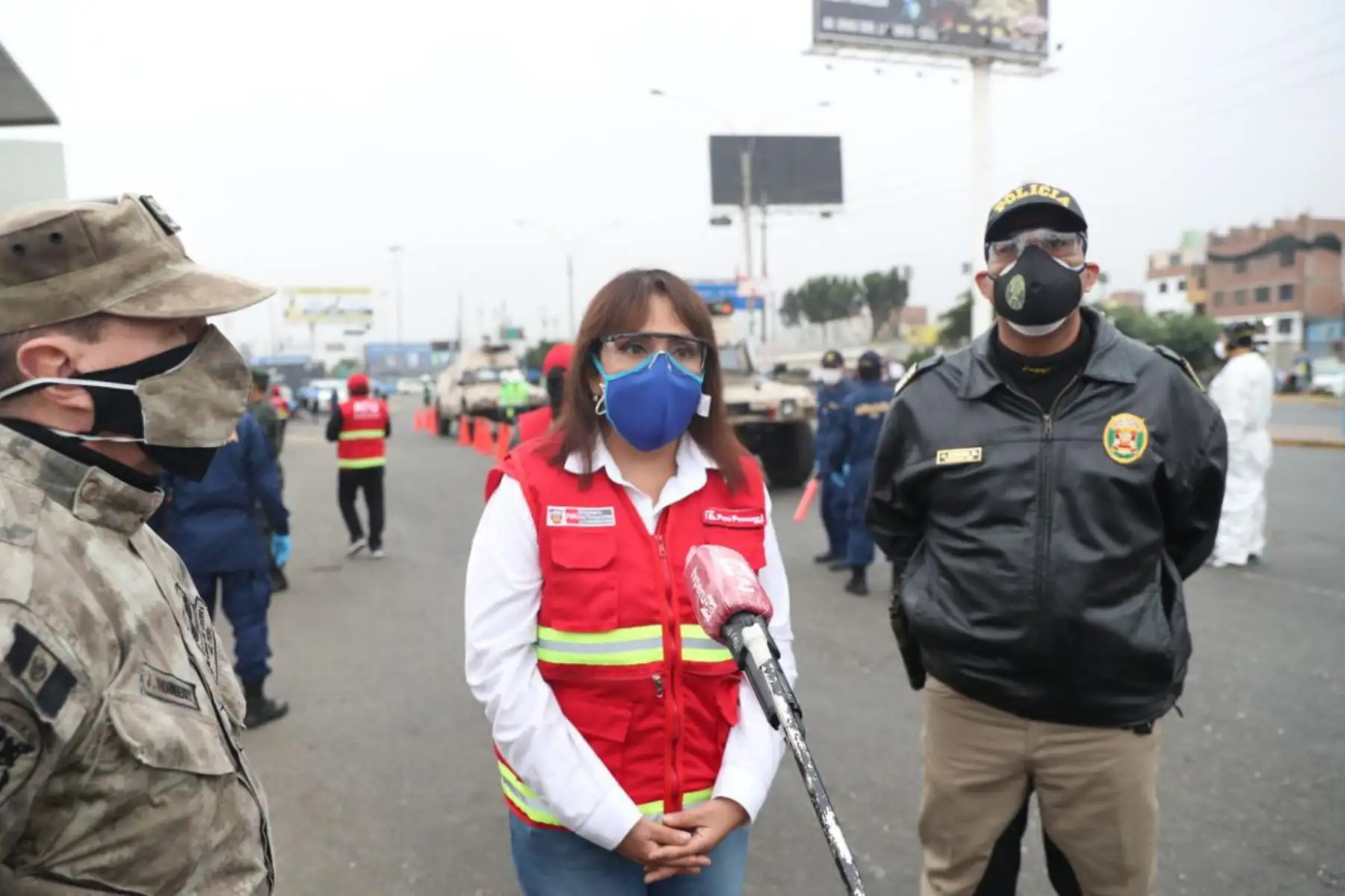 La presidenta ejecutiva de la ATU, María Jara, con el apoyo de la PNP y la Marina, verifican el cumplimento del protocolo sanitario en el transporte público en el cruce de las avenidas Morales Duarez y Elmer Faucett, en el Callao. Foto: ATU