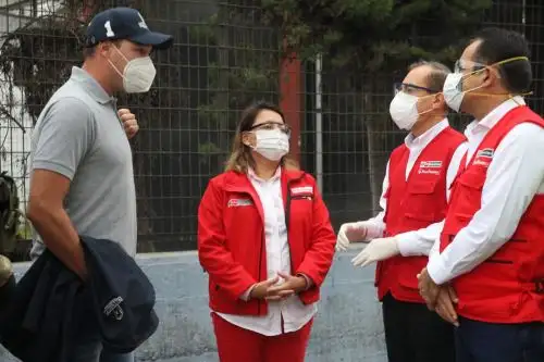 Ministra de la Producción, Rocío Barrios (al centro) coordina acciones en el conglomerado comercial de Gamarra. ANDINA/Difusión