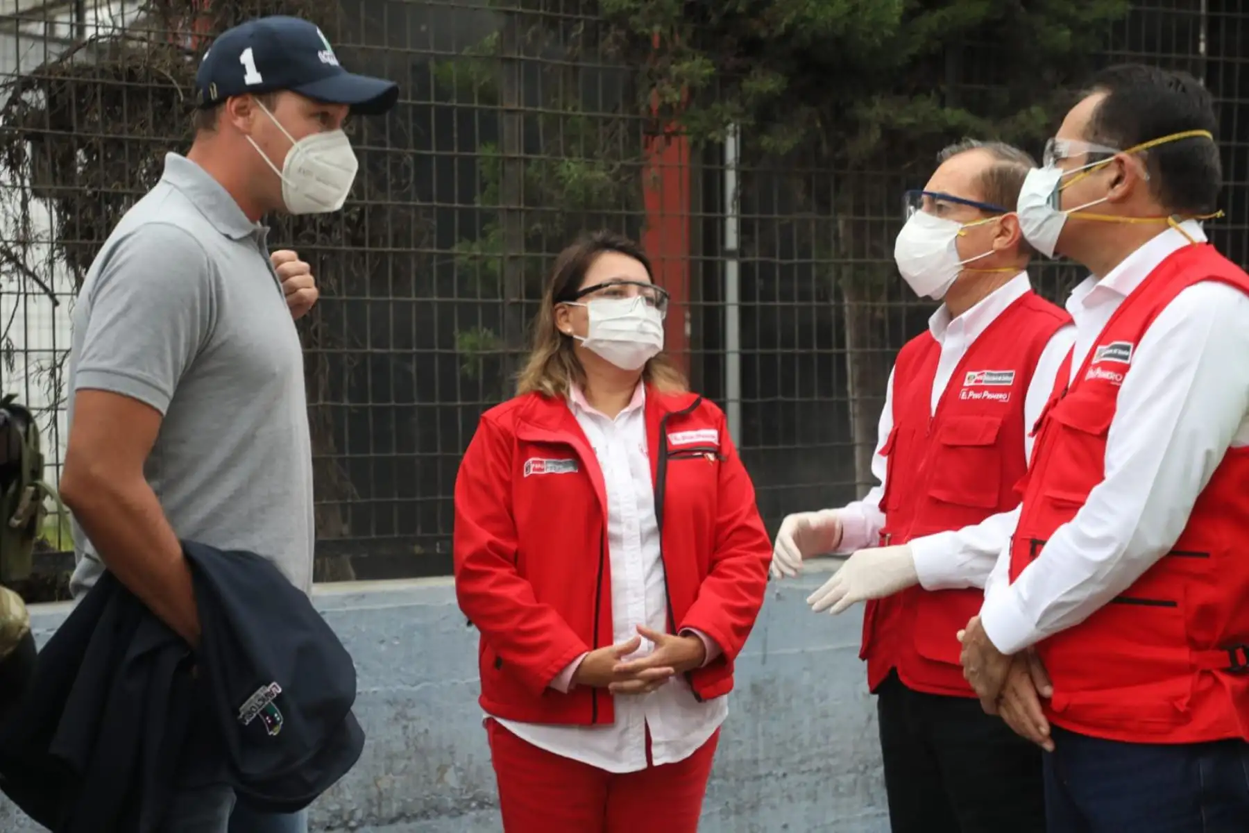 Ministra de la Producción, Rocío Barrios (al centro) coordina acciones en el conglomerado comercial de Gamarra. ANDINA/Difusión