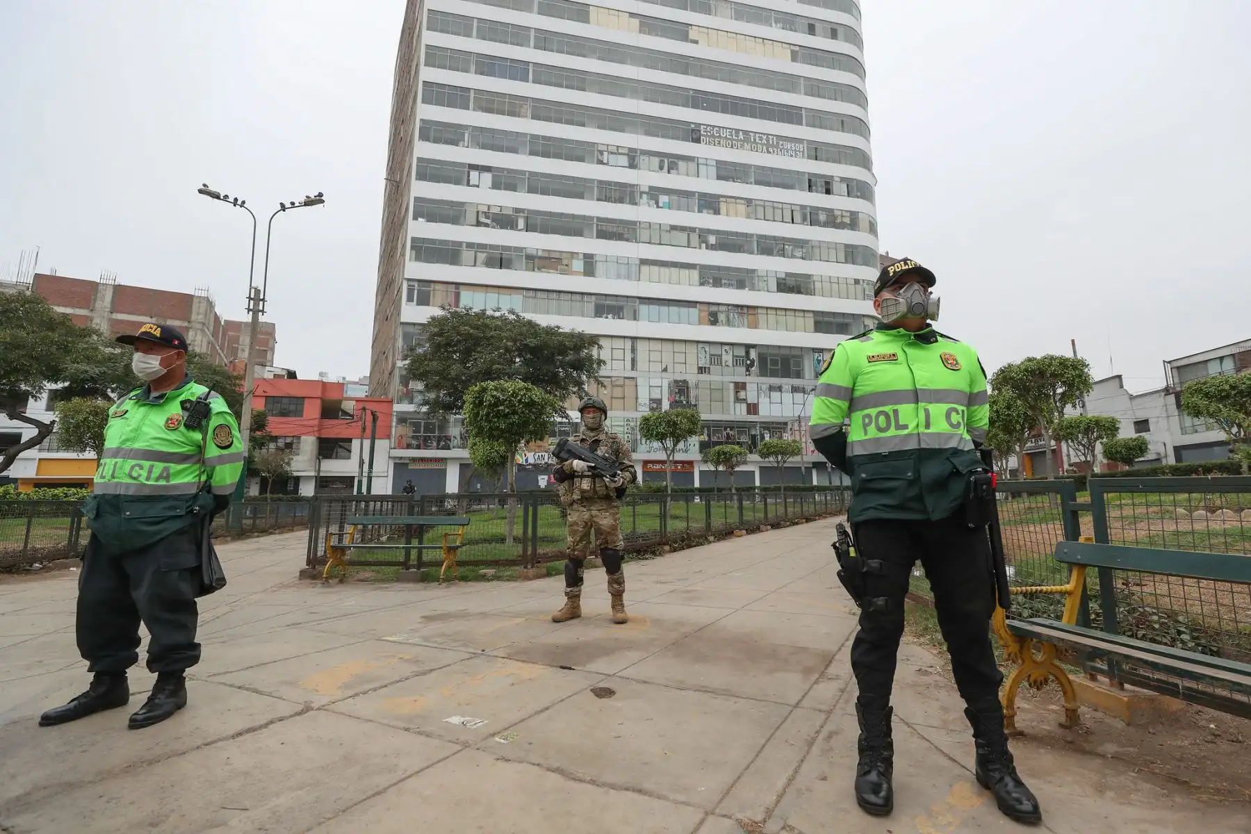 El ministro de Defensa, Walter Martos, en compañía de la ministra de la Producción, Rocío Barrios,  y del Interior, Gastón Rodríguez, junto al alcalde de La Victoria, George Forsyth, realizan un trabajo de campo en Gamarra para coordinar la estrategia para el reinicio gradual de sus actividades.

Foto: MINDEF