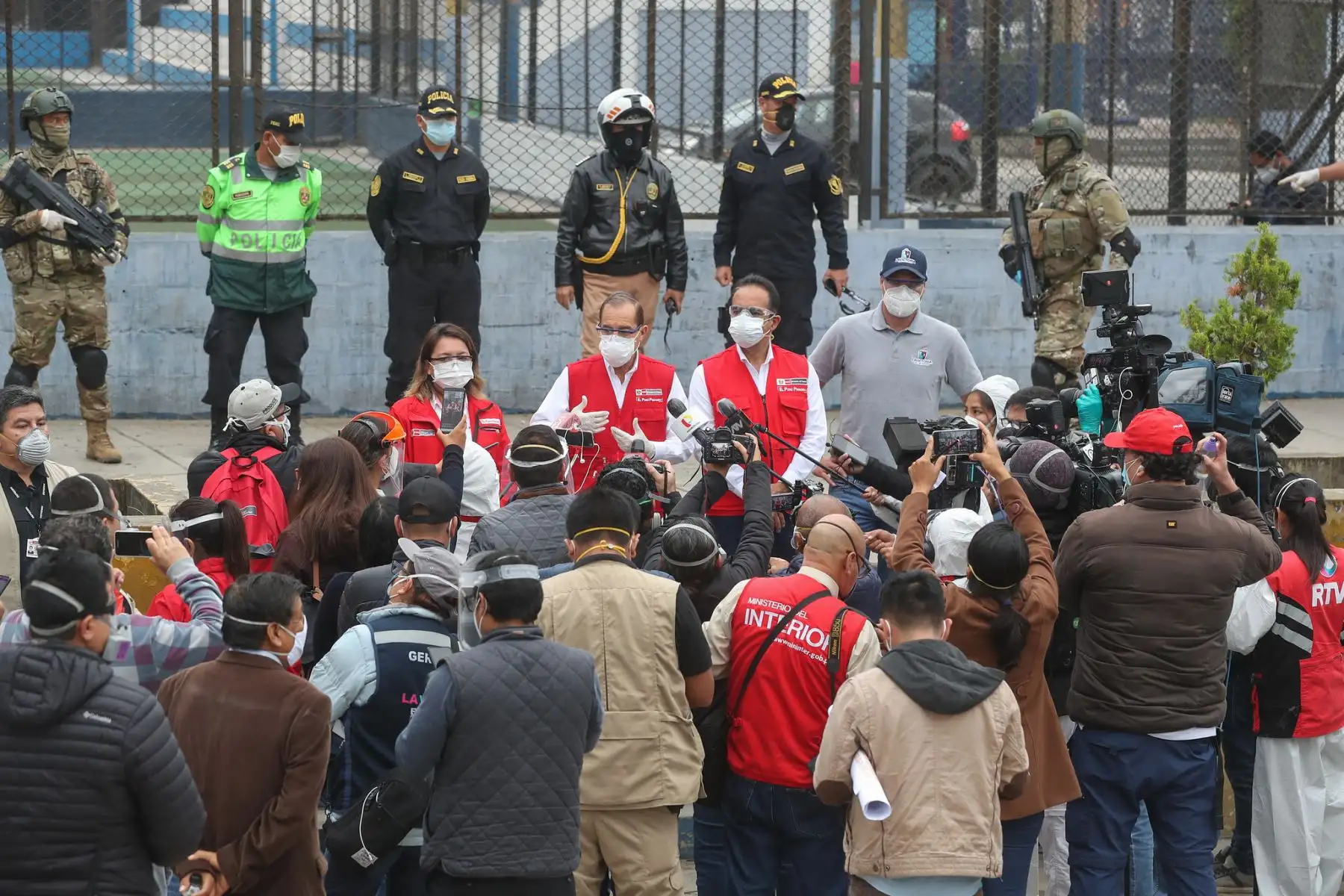 El ministro de Defensa, Walter Martos, en compañía de la ministra de la Producción, Rocío Barrios y el ministro del Interior, Gastón Rodríguez junto al alcalde de La Victoria, George Forsyth, realizan un trabajo de campo en Gamarra para coordinar la estrategia para el reinicio gradual de sus actividades.

Foto: MINDEF