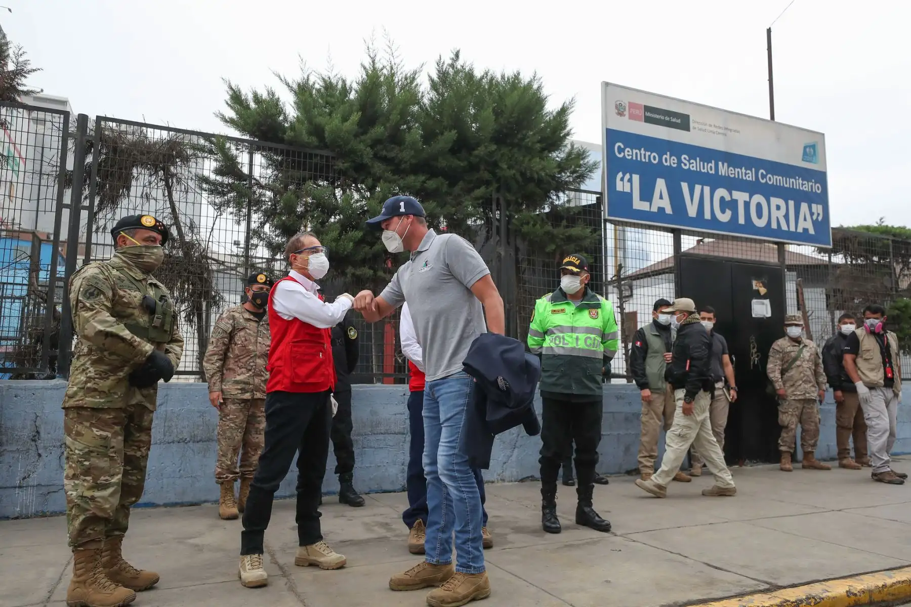 El ministro de Defensa, Walter Martos, en compañía de la ministra de la Producción, Rocío Barrios y el ministro del Interior, Gastón Rodríguez junto al alcalde de La Victoria, George Forsyth, realizan un trabajo de campo en Gamarra para coordinar la estrategia para el reinicio gradual de sus actividades.

Foto: MINDEF