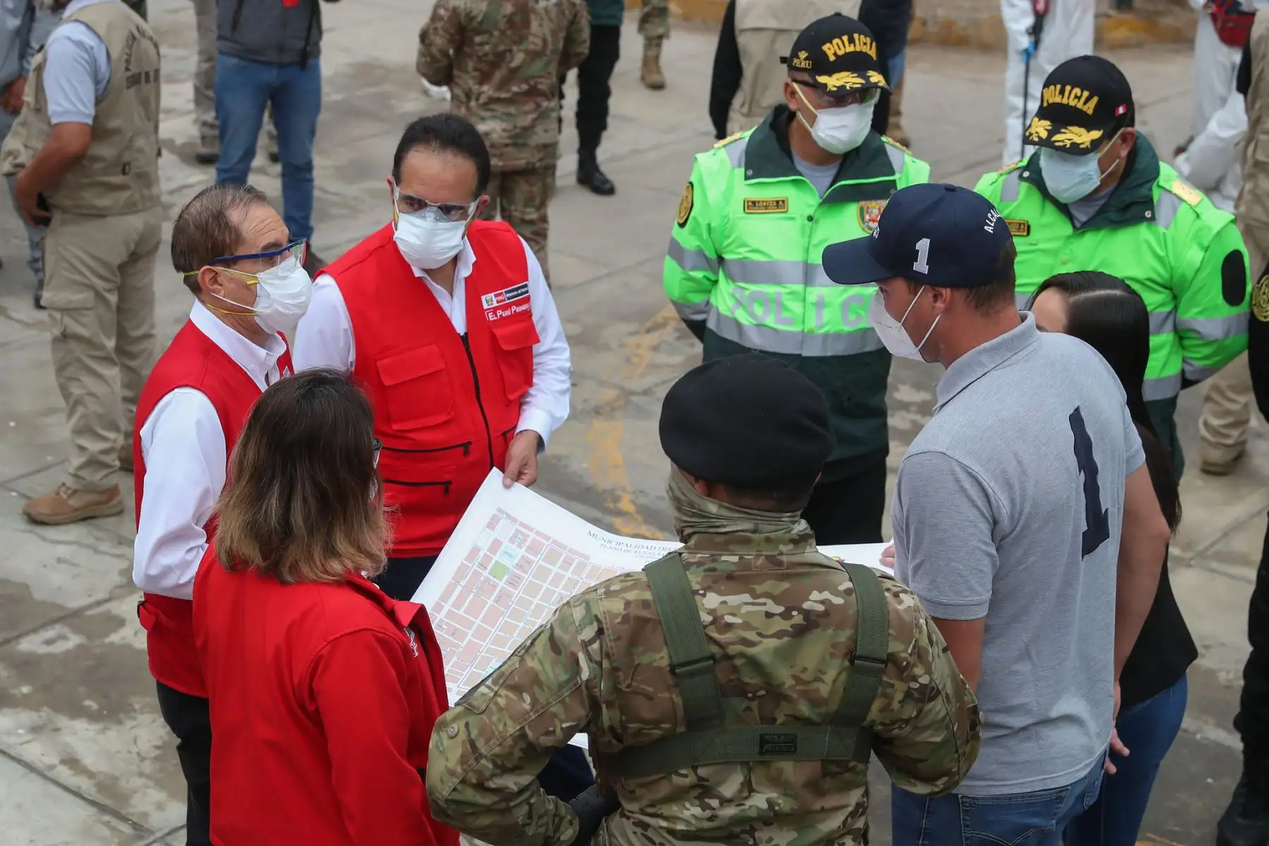 El ministro de Defensa, Walter Martos, en compañía de la ministra de la Producción, Rocío Barrios y el ministro del Interior, Gastón Rodríguez junto al alcalde de La Victoria, George Forsyth, realizan un trabajo de campo en Gamarra para coordinar la estrategia para el reinicio gradual de sus actividades.

Foto: MINDEF