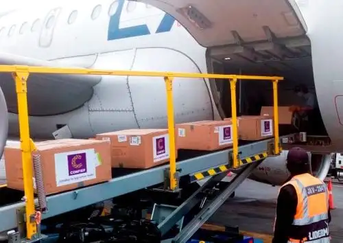 Empresas privadas asociadas en Confiep donaron más de 30,000 mascarillas KN-95 al Arzobispado de Piura para ser entregada al personal de salud y a la población vulnerable de esa región. ANDINA/Difusión