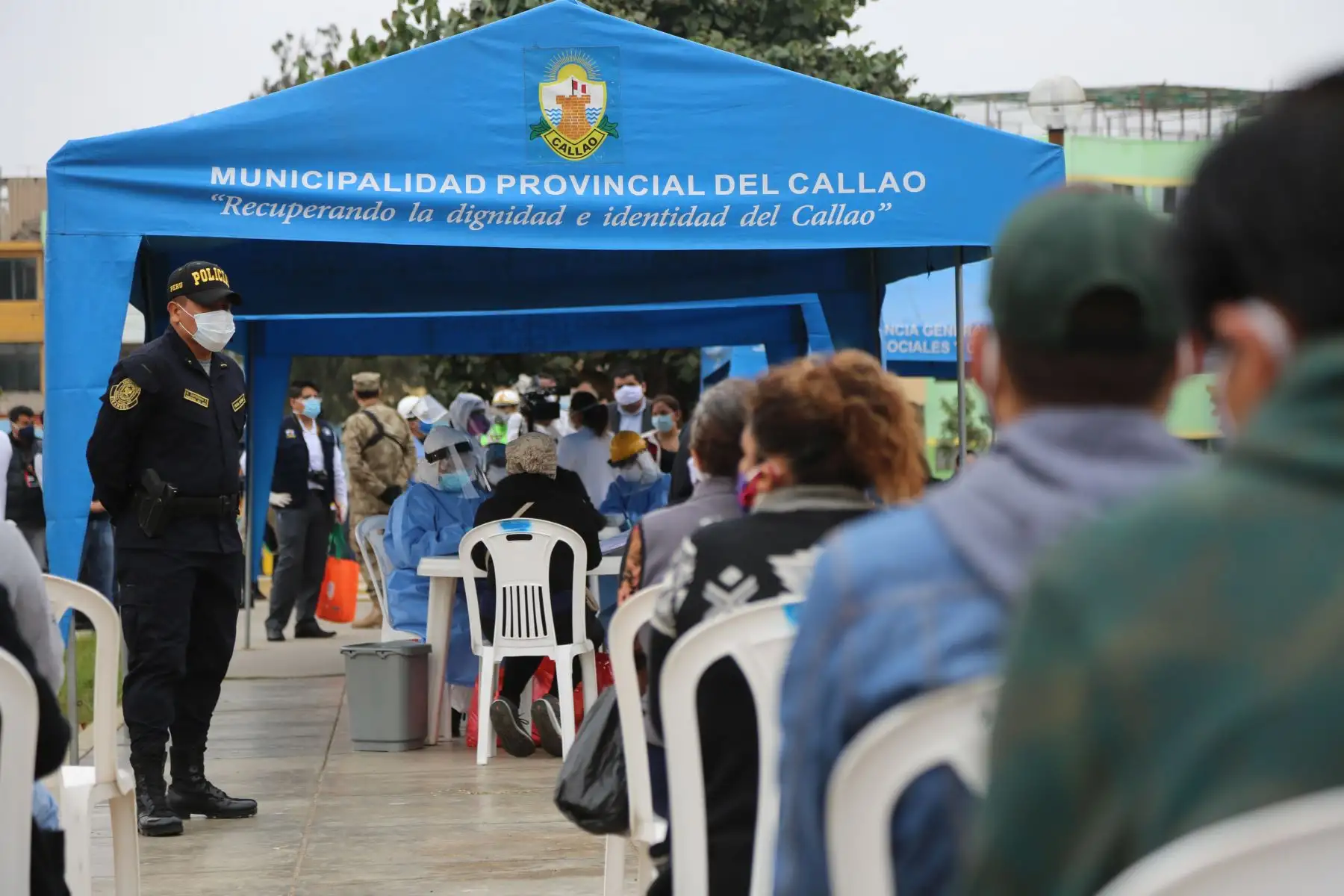 Desde tempranas horas el Minsa continúa realizando pruebas rápidas en los paraderos de mayor concurrencia de la capital. Esta vez los lugares designados son la Estación La Cultura, Estación Bayóvar y los paraderos de la av. Morales Duárez con la av. Elmer Faucett y paradero de la av. Angamos con la av. Tomás Marsano. Foto: ANDINA/Minsa