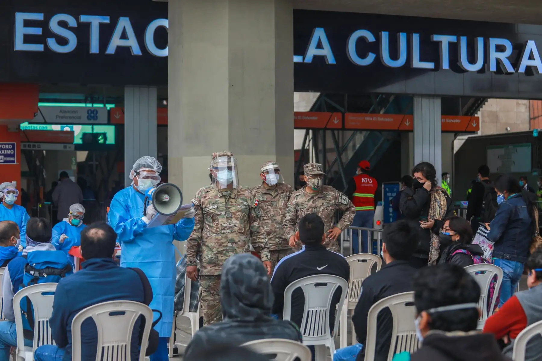 Desde tempranas horas el Minsa continúa realizando pruebas rápidas en los paraderos de mayor concurrencia de la capital. Esta vez los lugares designados son la Estación La Cultura, Estación Bayóvar y los paraderos de la av. Morales Duárez con la av. Elmer Faucett y paradero de la av. Angamos con la av. Tomás Marsano. Foto: ANDINA/Minsa