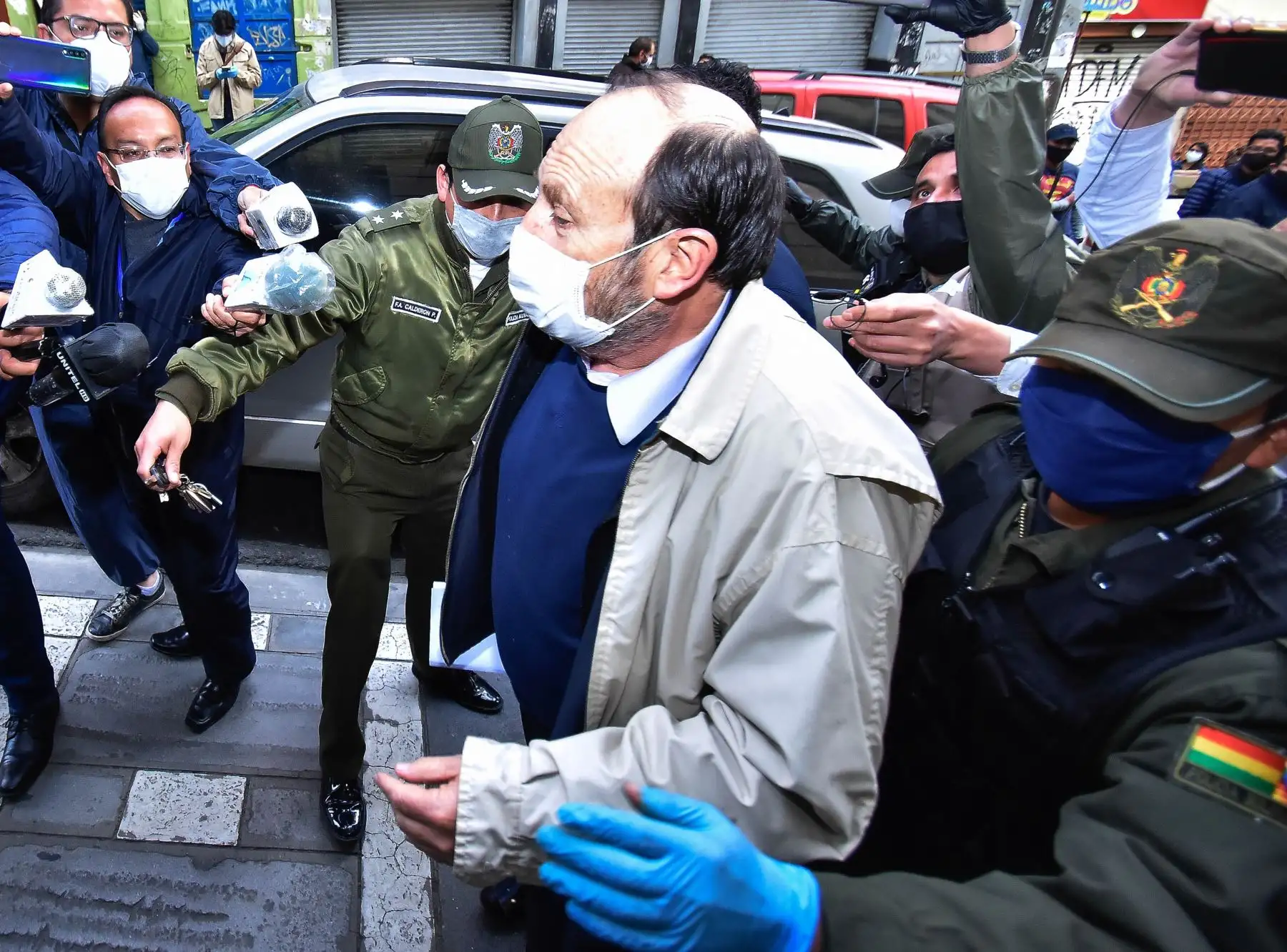 El exminsitro de Salud Marcelo Navajas (c), es llevado a su audiencia cautelar por supuesta participación en el proceso de contratación para la compra de respiradores en España. Foto: EFE