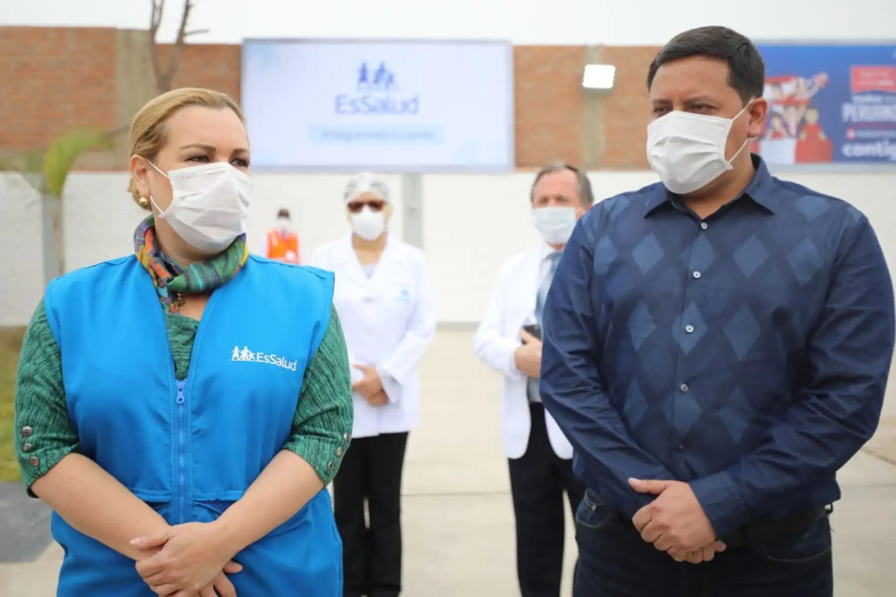 Presidenta ejecutiva de EsSalud, Fiorella Molinell, recorre junto al alcalde de San Miguel, los ambientes que Centro de Aislamiento Villa Mongrut - Hospital Octavio Mongrut que atenderá a pacientes asegurados y no asegurados de Lima y Callao afectados por coronavirus. Foto: ANDINA/EsSalud