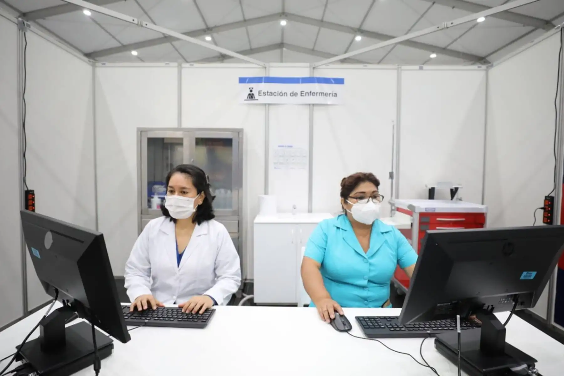 Presidenta ejecutiva de EsSalud, Fiorella Molinell, recorre junto al alcalde de San Miguel, los ambientes que Centro de Aislamiento Villa Mongrut - Hospital Octavio Mongrut que atenderá a pacientes asegurados y no asegurados de Lima y Callao afectados por coronavirus. Foto: ANDINA/EsSalud