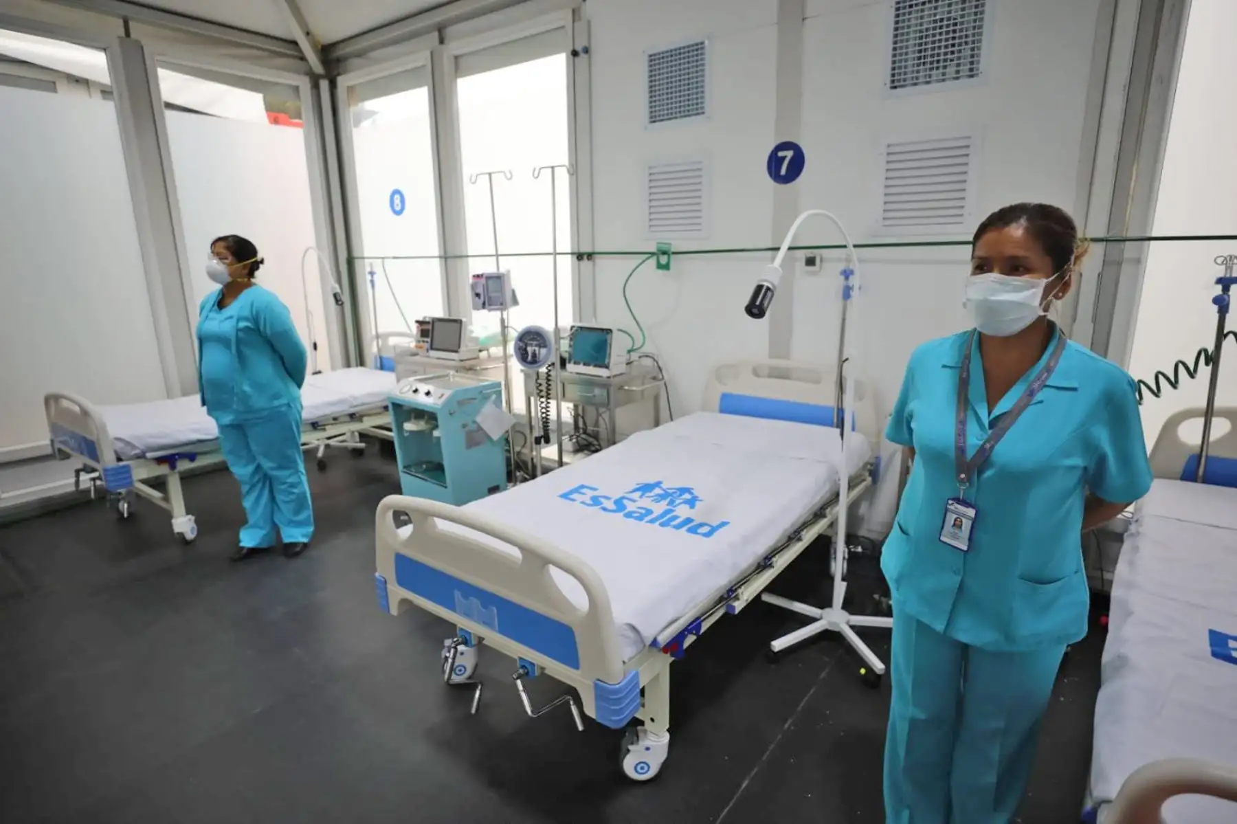Presidenta ejecutiva de EsSalud, Fiorella Molinell, recorre junto al alcalde de San Miguel, los ambientes que Centro de Aislamiento Villa Mongrut - Hospital Octavio Mongrut que atenderá a pacientes asegurados y no asegurados de Lima y Callao afectados por coronavirus. Foto: ANDINA/EsSalud