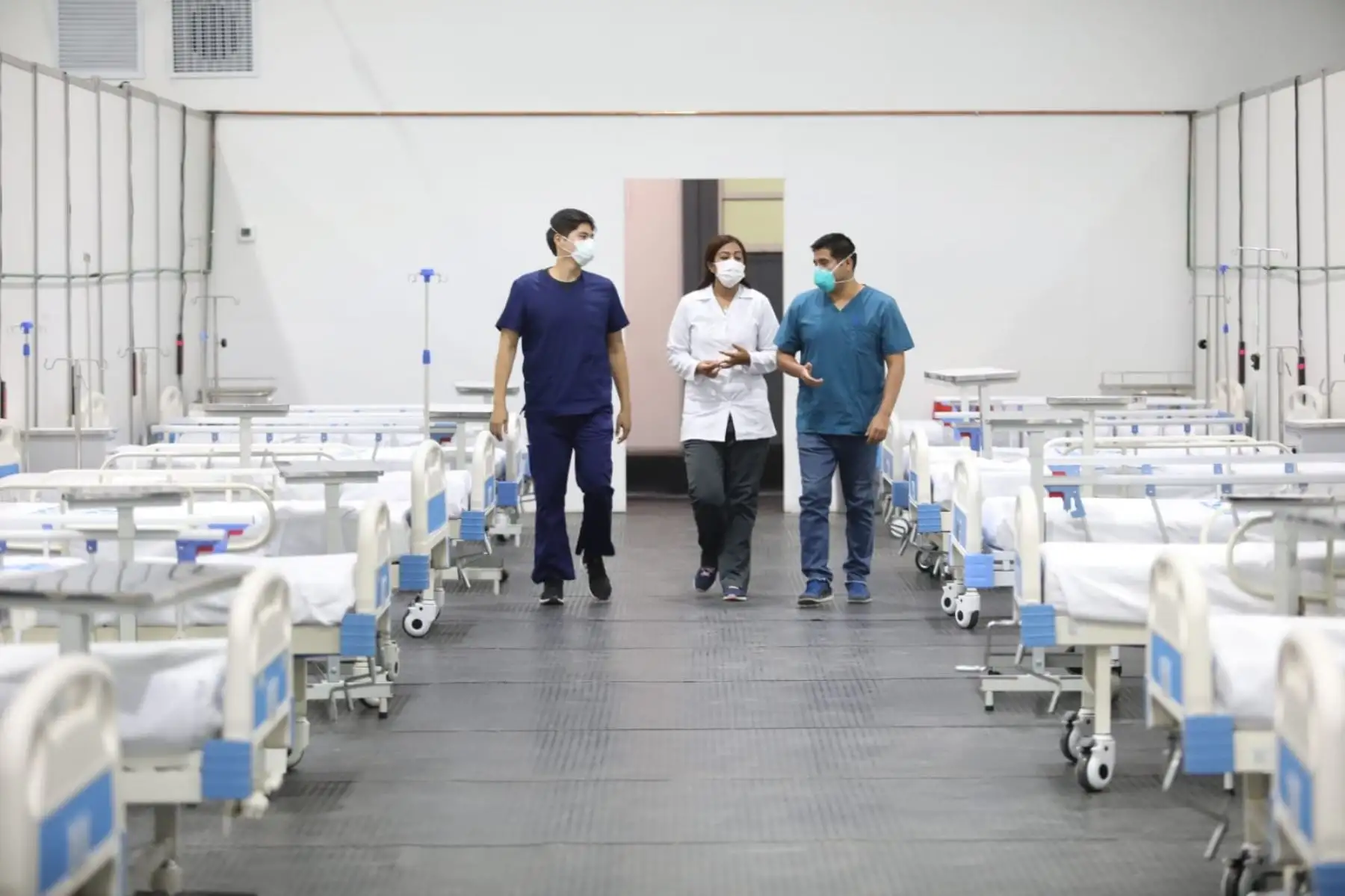 Presidenta ejecutiva de EsSalud, Fiorella Molinell, recorre junto al alcalde de San Miguel, los ambientes que Centro de Aislamiento Villa Mongrut - Hospital Octavio Mongrut que atenderá a pacientes asegurados y no asegurados de Lima y Callao afectados por coronavirus. Foto: ANDINA/EsSalud